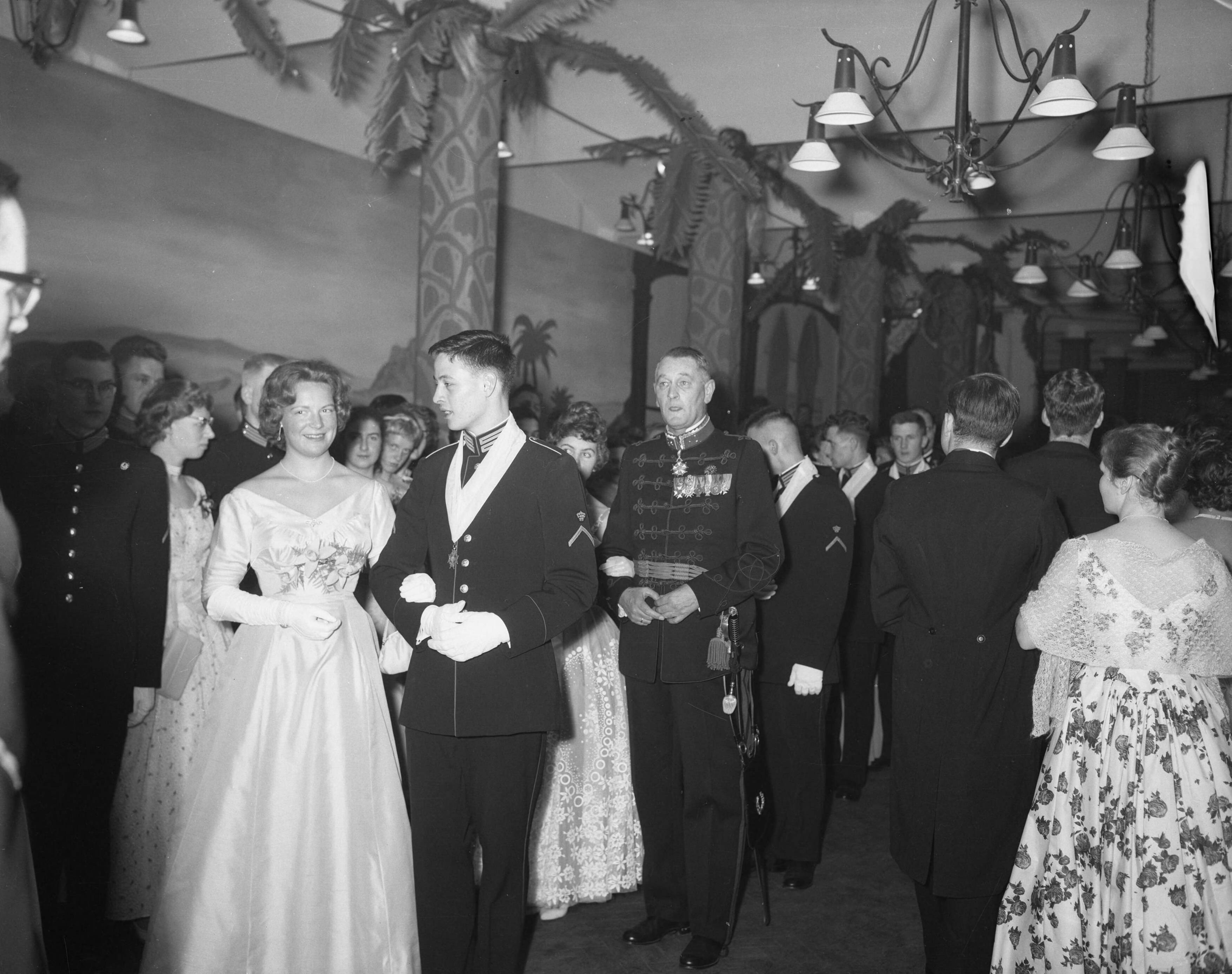 Fotocollectie RVD / Koninklijk Huis — Prinses Irene is in Breda op het jaarlijkse Assaut van het cadettencorps van de Koninklijke Militaire Academie, donderdagavond 16 april 1959 — Foto: Rousel (repro) / RVD. Licentie: Set B: Rechtenvrij / Publiek Domein. Bron: Nationaal Archief. http://hdl.handle.net/10648/afb6e06a-d0b4-102d-bcf8-003048976d84