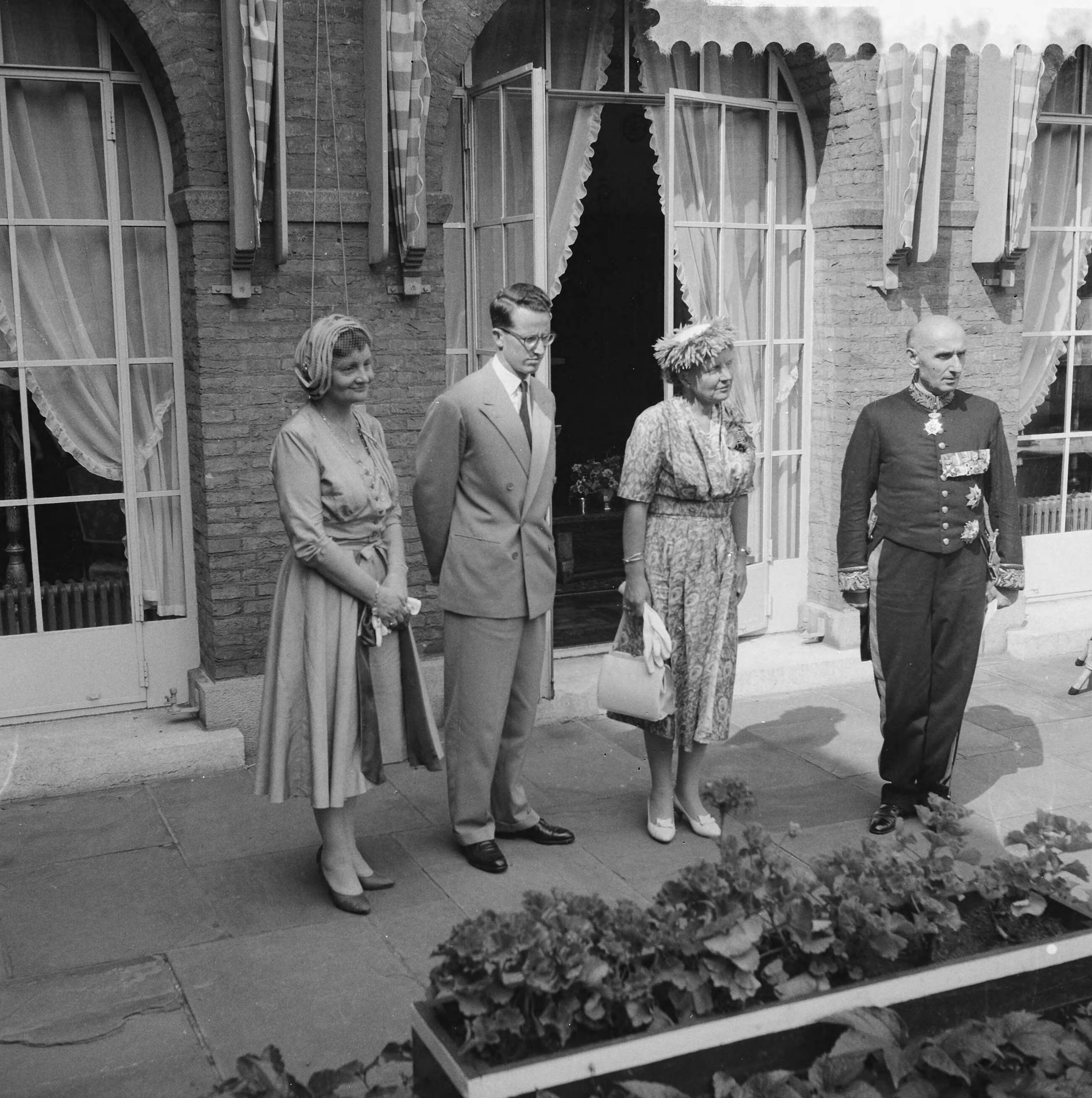 Staatsbezoek koning Boudewijn 1959 — Vierde dag van het bezoek van koning Boudewijn. Bezoek aan Maastricht en omgeving — Foto: Noske, J.D. / Anefo. Licentie: Set B: Rechtenvrij / Publiek Domein. Bron: Nationaal Archief. http://hdl.handle.net/10648/a998bd66-d0b4-102d-bcf8-003048976d84