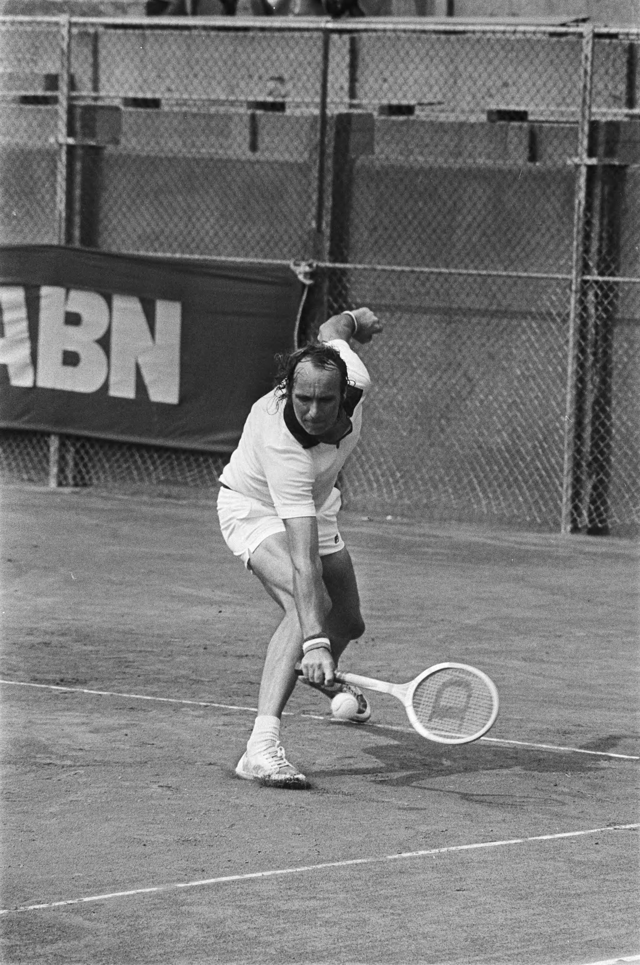 Fotocollectie Anefo — Nationale tenniskampioenschap op de Mets in Scheveningen, Laudin in aktie (neg.nr. 19) — Foto: Verhoeff, Bert / Anefo. Licentie: Set B: Rechtenvrij / Publiek Domein. Bron: Nationaal Archief. http://hdl.handle.net/10648/ac89a8d2-d0b4-102d-bcf8-003048976d84