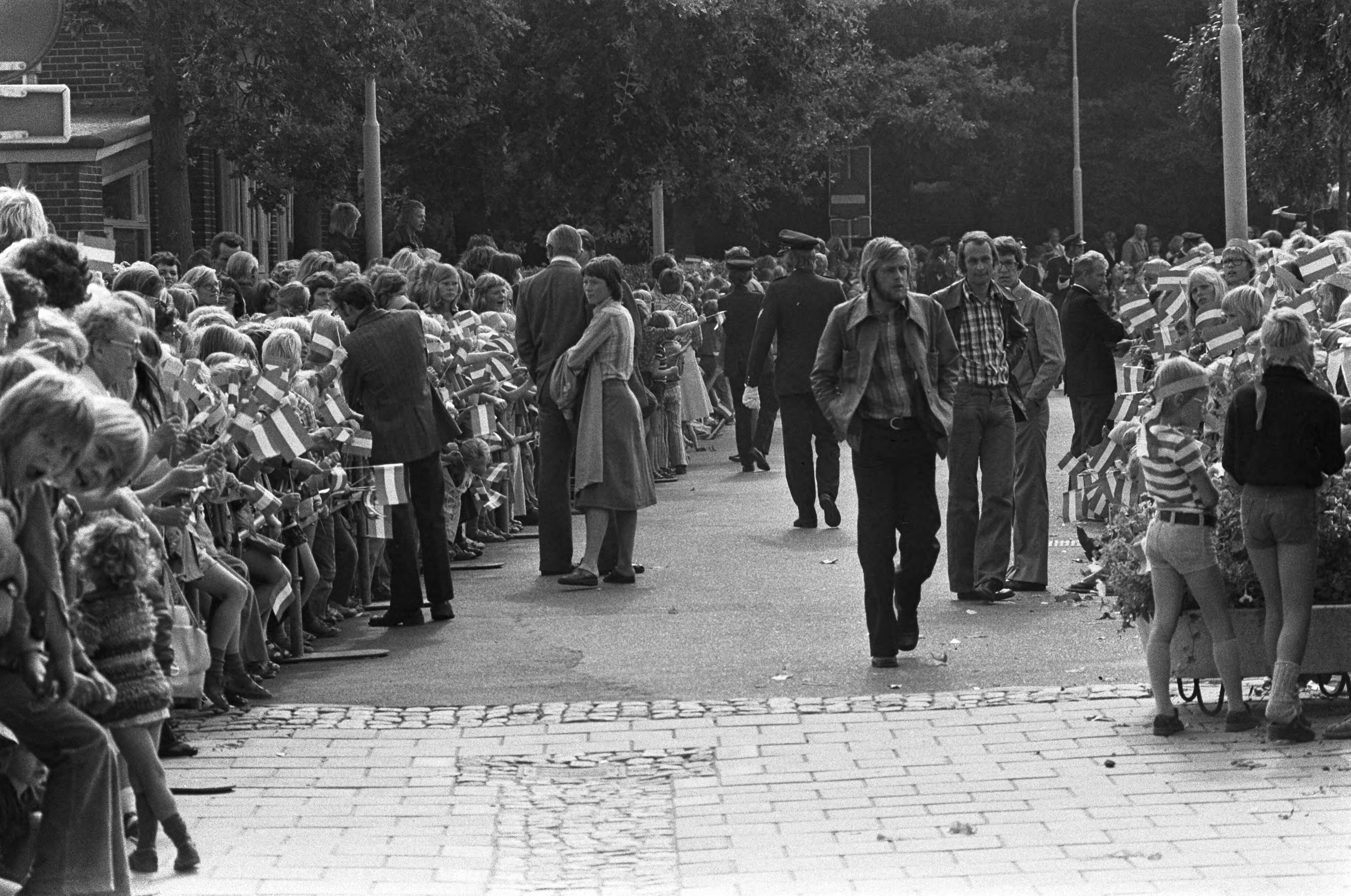 Fotocollectie Anefo — Koningin Juliana bezoekt Haren (Groningen) met bommelding; politie controleert mensen — Foto: Mieremet, Rob / Anefo. Licentie: Set B: Rechtenvrij / Publiek Domein. Bron: Nationaal Archief. http://hdl.handle.net/10648/ac71b3bc-d0b4-102d-bcf8-003048976d84