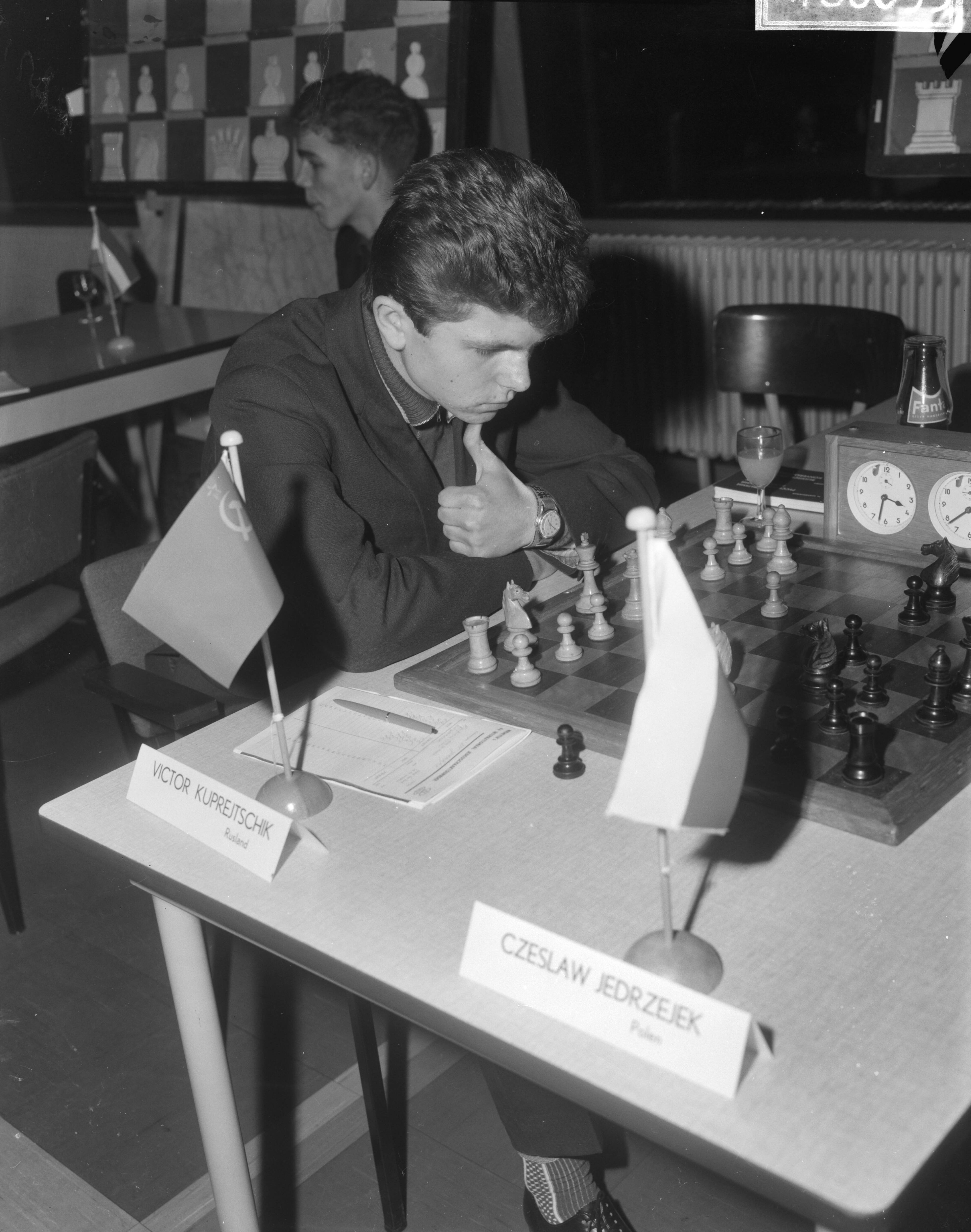 Fotocollectie Anefo — Internationaal Jeugd Schaaktoernooi te Groningen, de jeugdkampioen van Rusland, Victor Kuprejtschik — Foto: Bilsen, Joop van / Anefo. Licentie: Set B: Rechtenvrij / Publiek Domein. Bron: Nationaal Archief. http://hdl.handle.net/10648/aad40460-d0b4-102d-bcf8-003048976d84