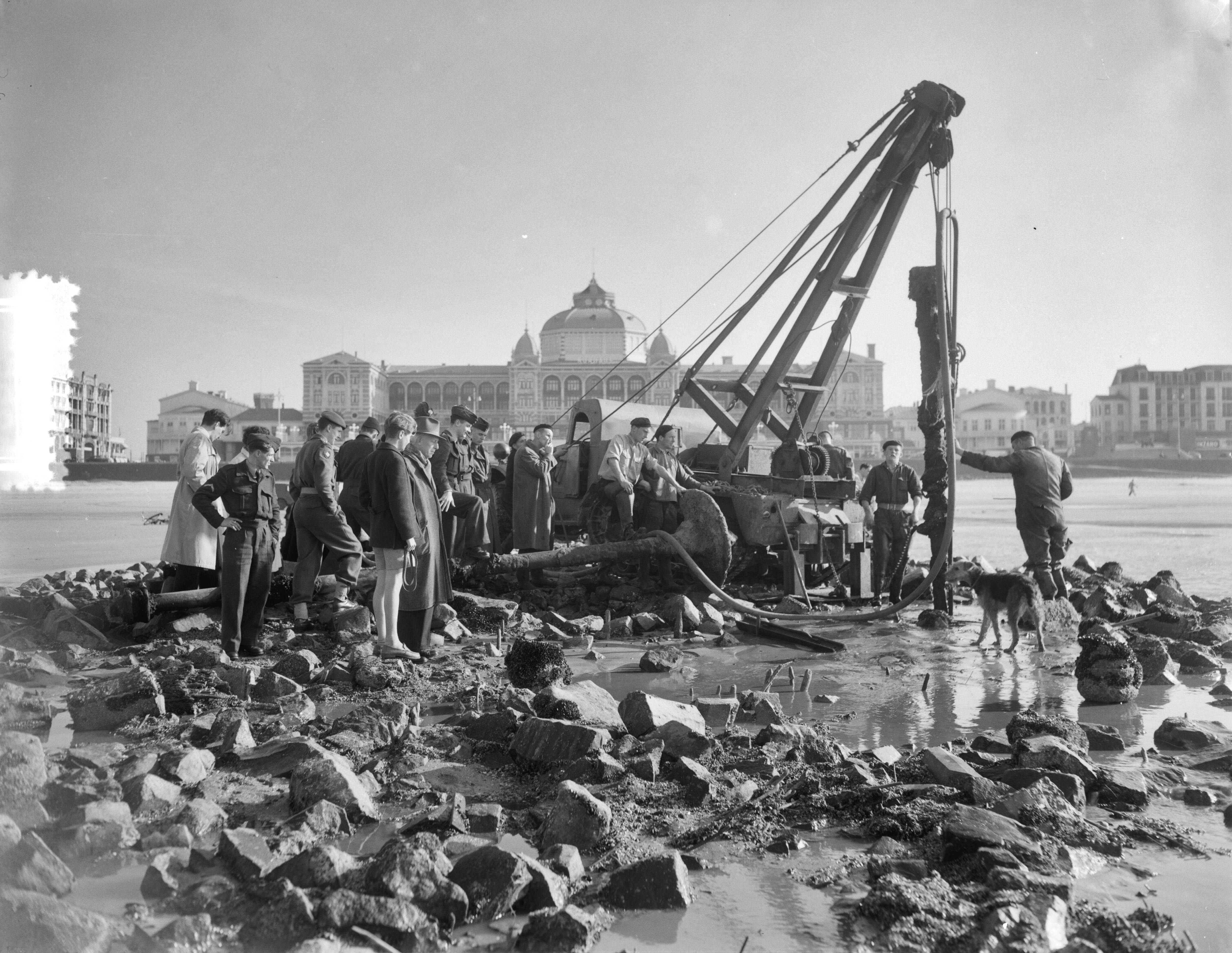 Fotocollectie Anefo — Opruiming resten Pier van Scheveningen — Foto: Duinen, G.W. van / Anefo. Licentie: Set B: Rechtenvrij / Publiek Domein. Bron: Nationaal Archief. http://hdl.handle.net/10648/a916318e-d0b4-102d-bcf8-003048976d84