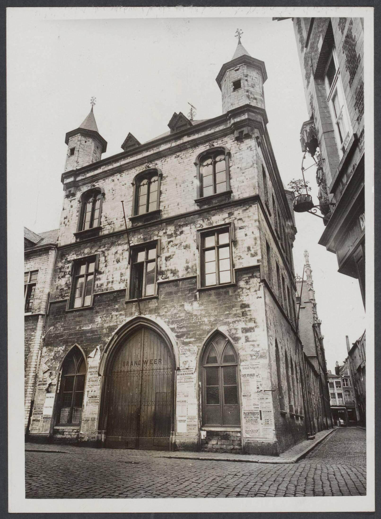 Mechelen — Mechelen. Brandweerkazerne in een historisch pand — Foto: Onbekend / Publiek Domein of Rechtenvrij. Licentie: Set B: Rechtenvrij / Publiek Domein. Bron: Nationaal Archief. http://hdl.handle.net/10648/26648d7e-dffd-c188-bb39-b4dd6d21770e