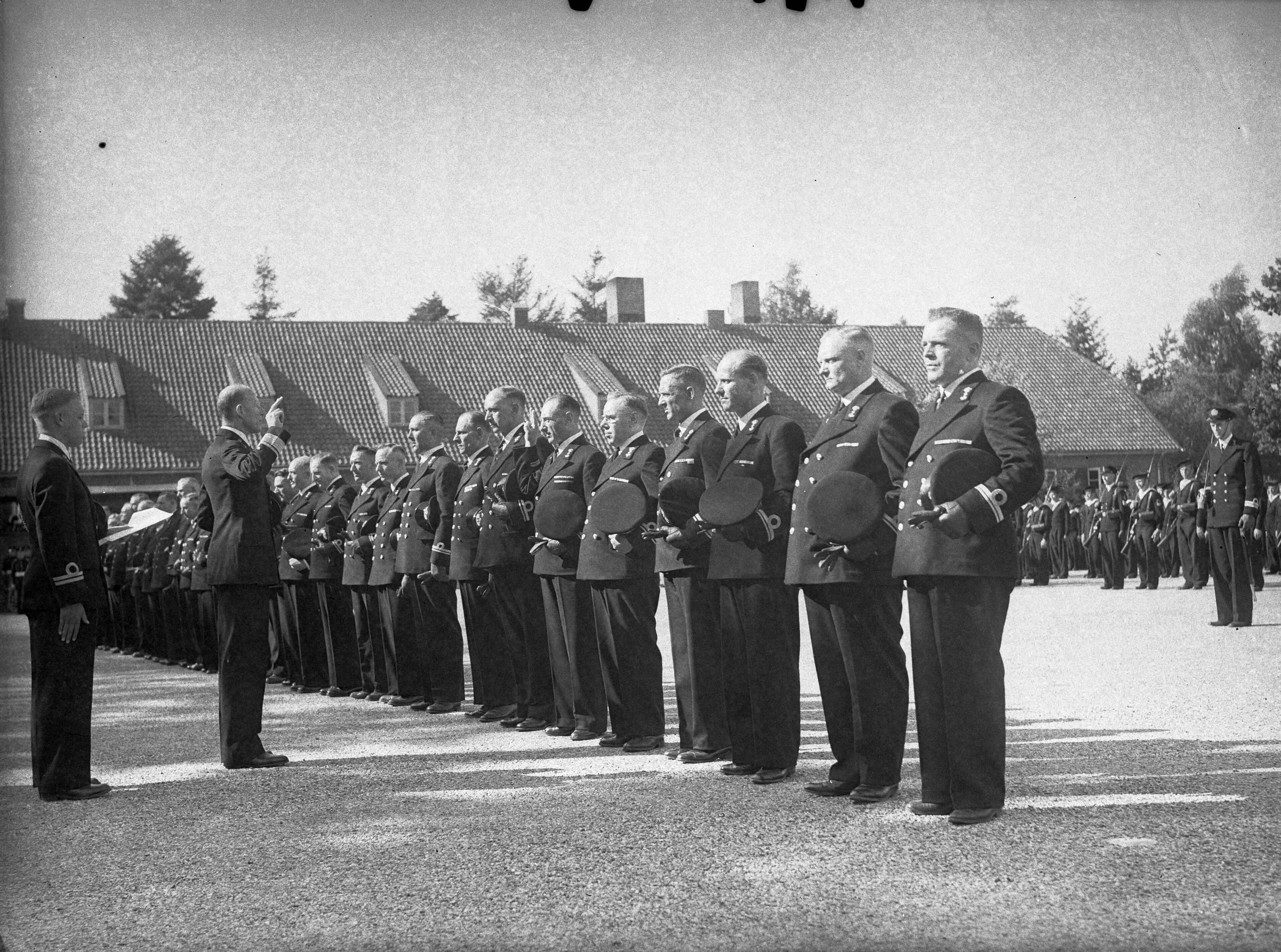 Fotocollectie Anefo — Beëdiging van 29 marine-officieren op het Marine Opleidingskamp te Hilversum. De Commandant der Marine Schout-bij-nacht J.J.L. Willinge neemt de eed af — Foto: Sagers, Harry / Anefo. Licentie: Set B: Rechtenvrij / Publiek Domein. Bron: Nationaal Archief. http://hdl.handle.net/10648/a8ac98aa-d0b4-102d-bcf8-003048976d84