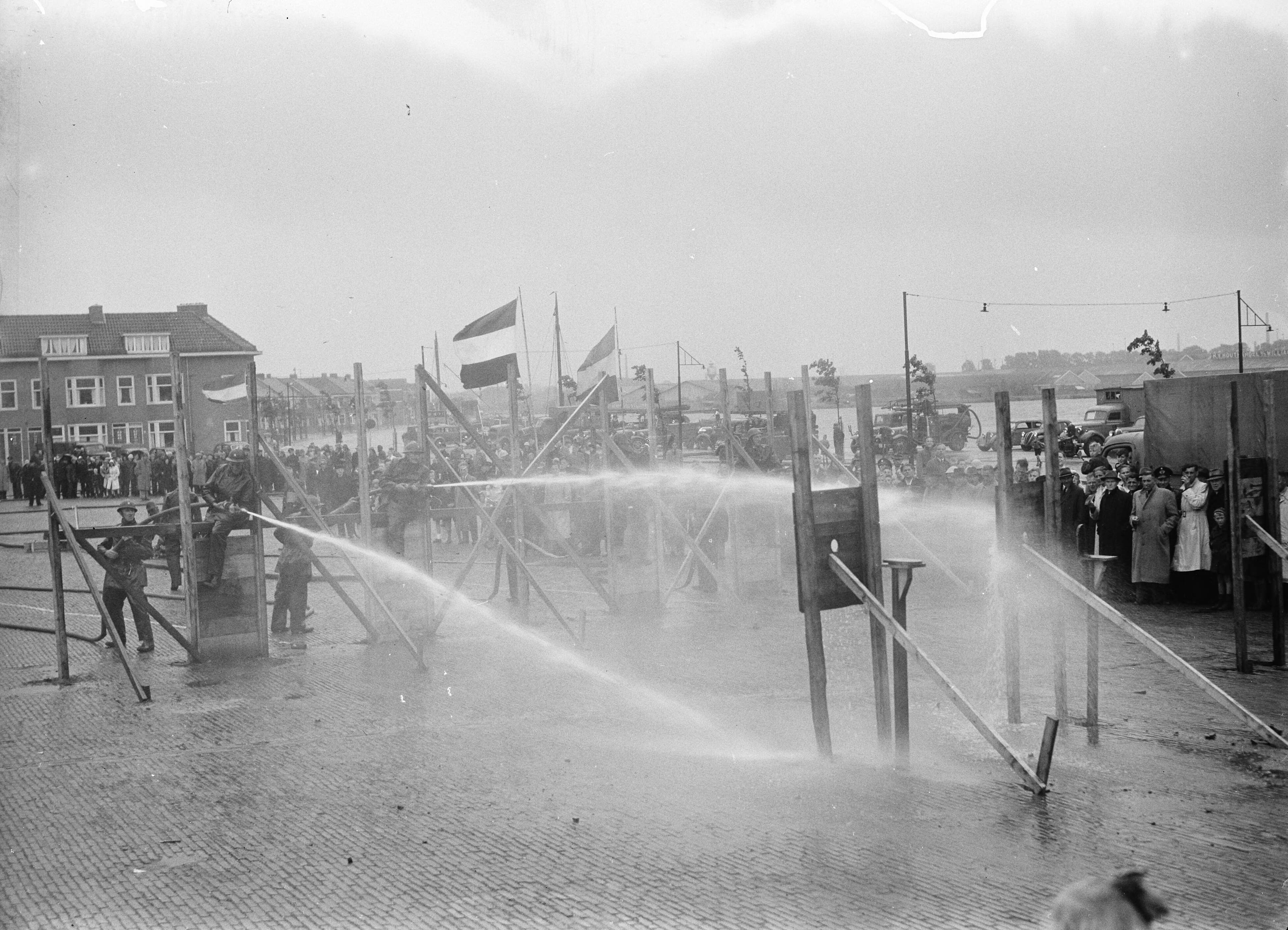 Fotocollectie Anefo — Brandweerdemonstratie Zaandam — Foto: Sagers, Harry / Anefo. Licentie: Set B: Rechtenvrij / Publiek Domein. Bron: Nationaal Archief. http://hdl.handle.net/10648/a8a8f9ca-d0b4-102d-bcf8-003048976d84