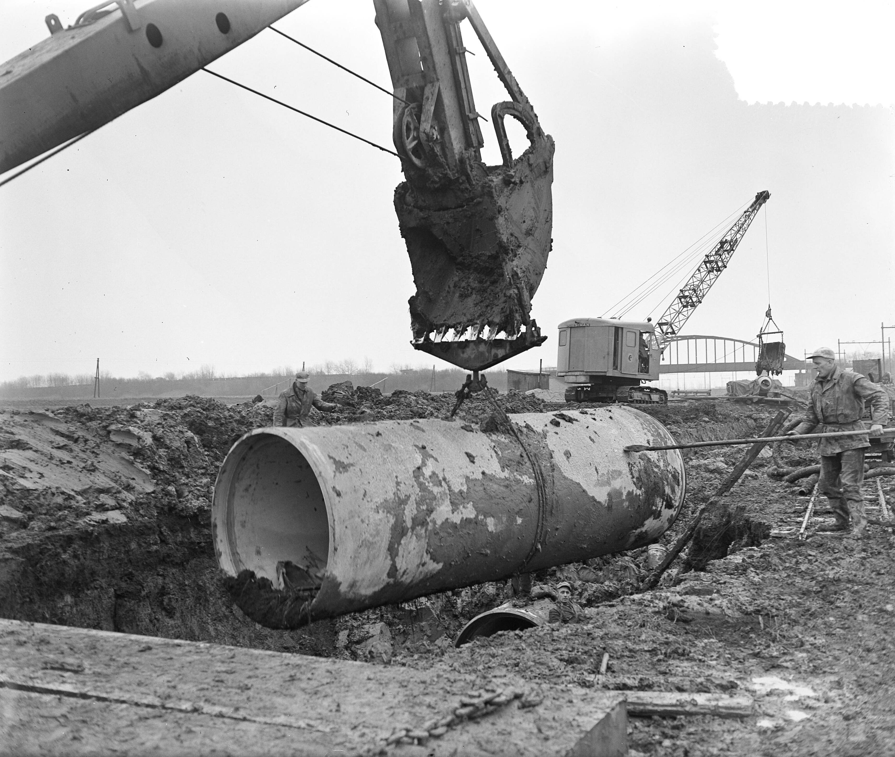 Fotocollectie Anefo — Werkaanleg transportleiding Lek, Duinplan, Gouda, watervoorziening Den Haag — Foto: Pot, Harry / Anefo. Licentie: Set B: Rechtenvrij / Publiek Domein. Bron: Nationaal Archief. http://hdl.handle.net/10648/a92e1808-d0b4-102d-bcf8-003048976d84