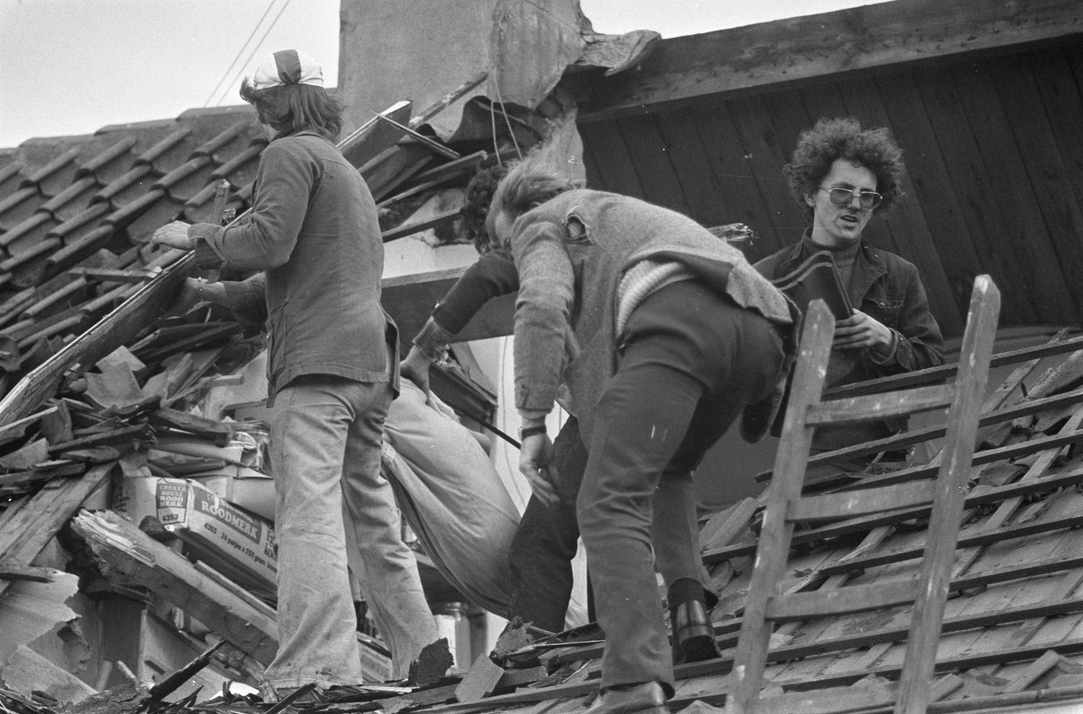 Een windhoos richt schade aan in Utrecht — Werklieden zijn bezig op het beschadigd dak van een woning — Foto: Fotograaf Onbekend / Anefo. Licentie: Set B: Rechtenvrij / Publiek Domein. Bron: Nationaal Archief. http://hdl.handle.net/10648/ac4099da-d0b4-102d-bcf8-003048976d84