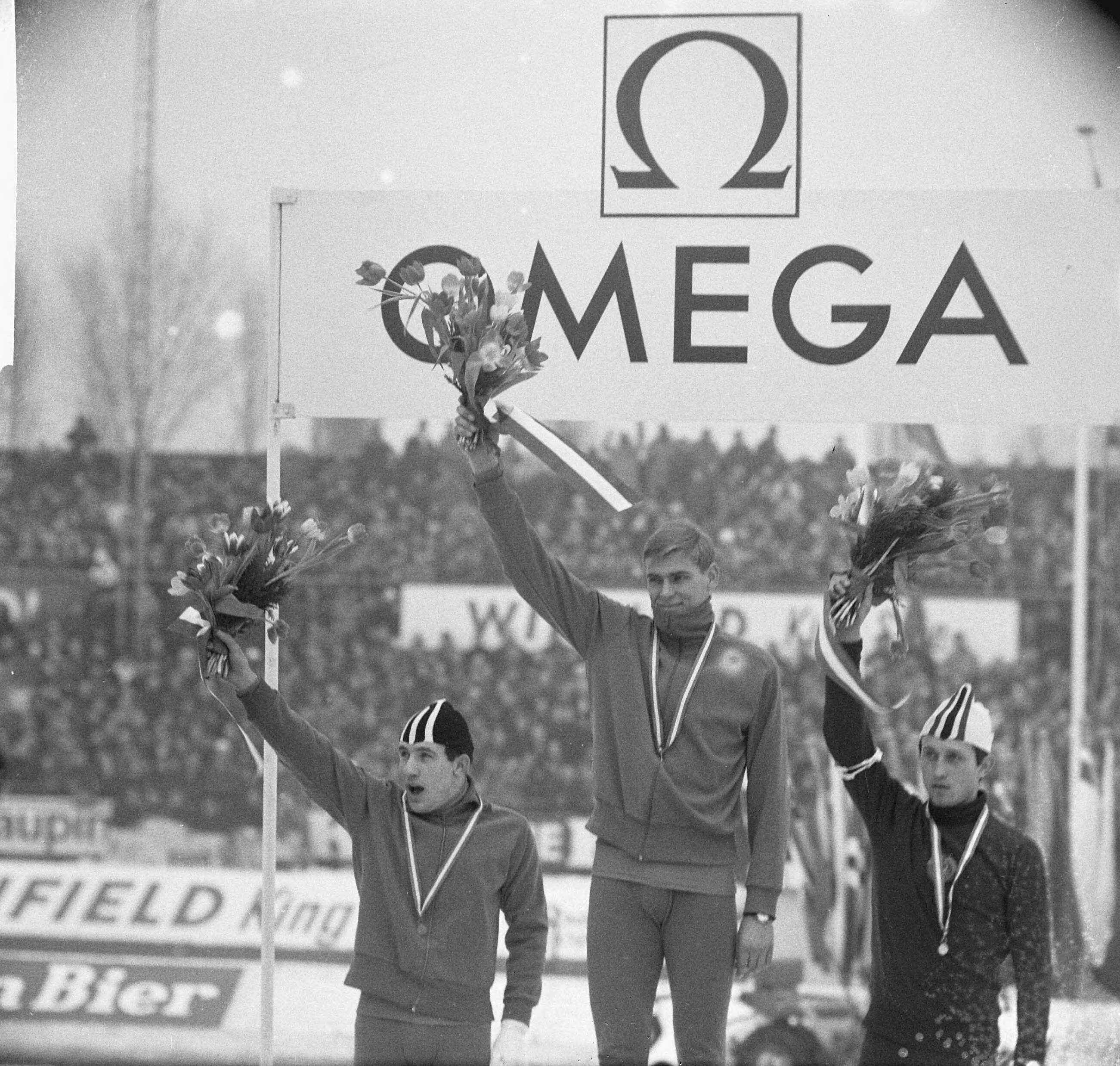 Fotocollectie Anefo — Europese Schaatskampioenschappen te Deventer, Verkerk, Schenk en Kaplan — Foto: Nijs, Jac. de / Anefo. Licentie: Set B: Rechtenvrij / Publiek Domein. Bron: Nationaal Archief. http://hdl.handle.net/10648/aad820fe-d0b4-102d-bcf8-003048976d84