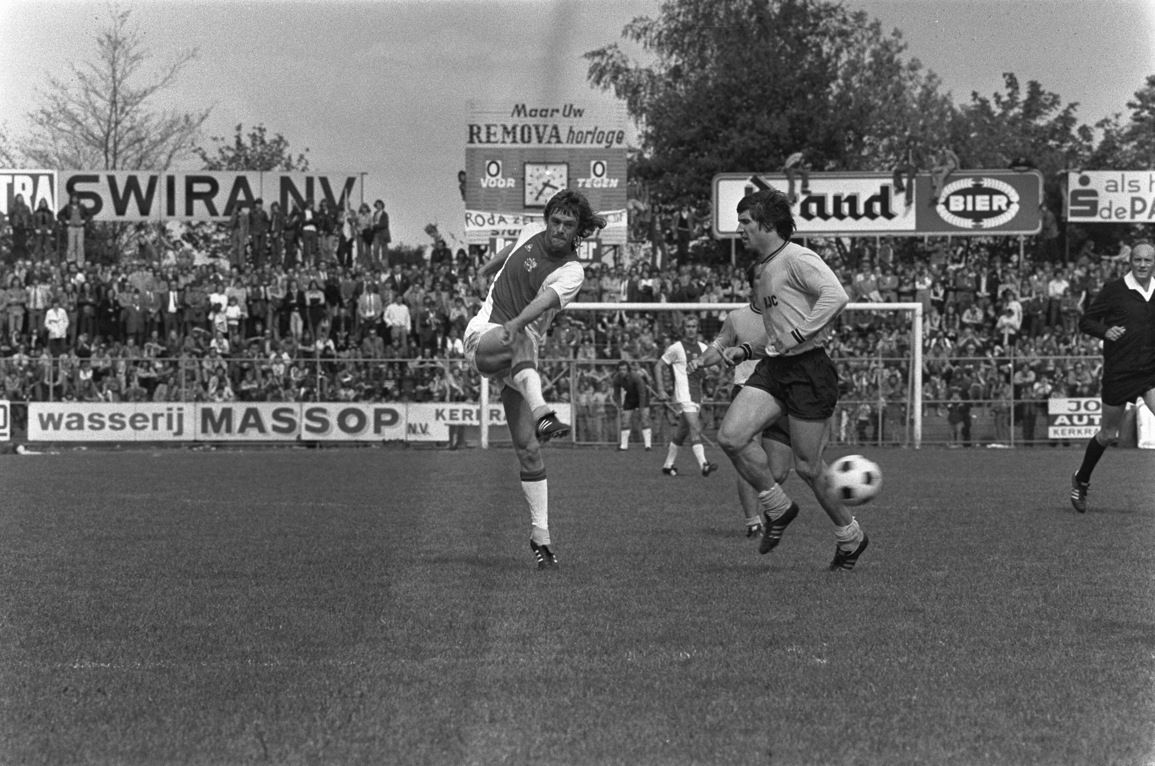 Fotocollectie Anefo — Roda JC tegen Ajax 0-0. Ajax speler is Johnny Rep en Roda speler is Jeff Blattler — Foto: Mieremet, Rob / Anefo. Licentie: Set B: Rechtenvrij / Publiek Domein. Bron: Nationaal Archief. http://hdl.handle.net/10648/ac4ac446-d0b4-102d-bcf8-003048976d84