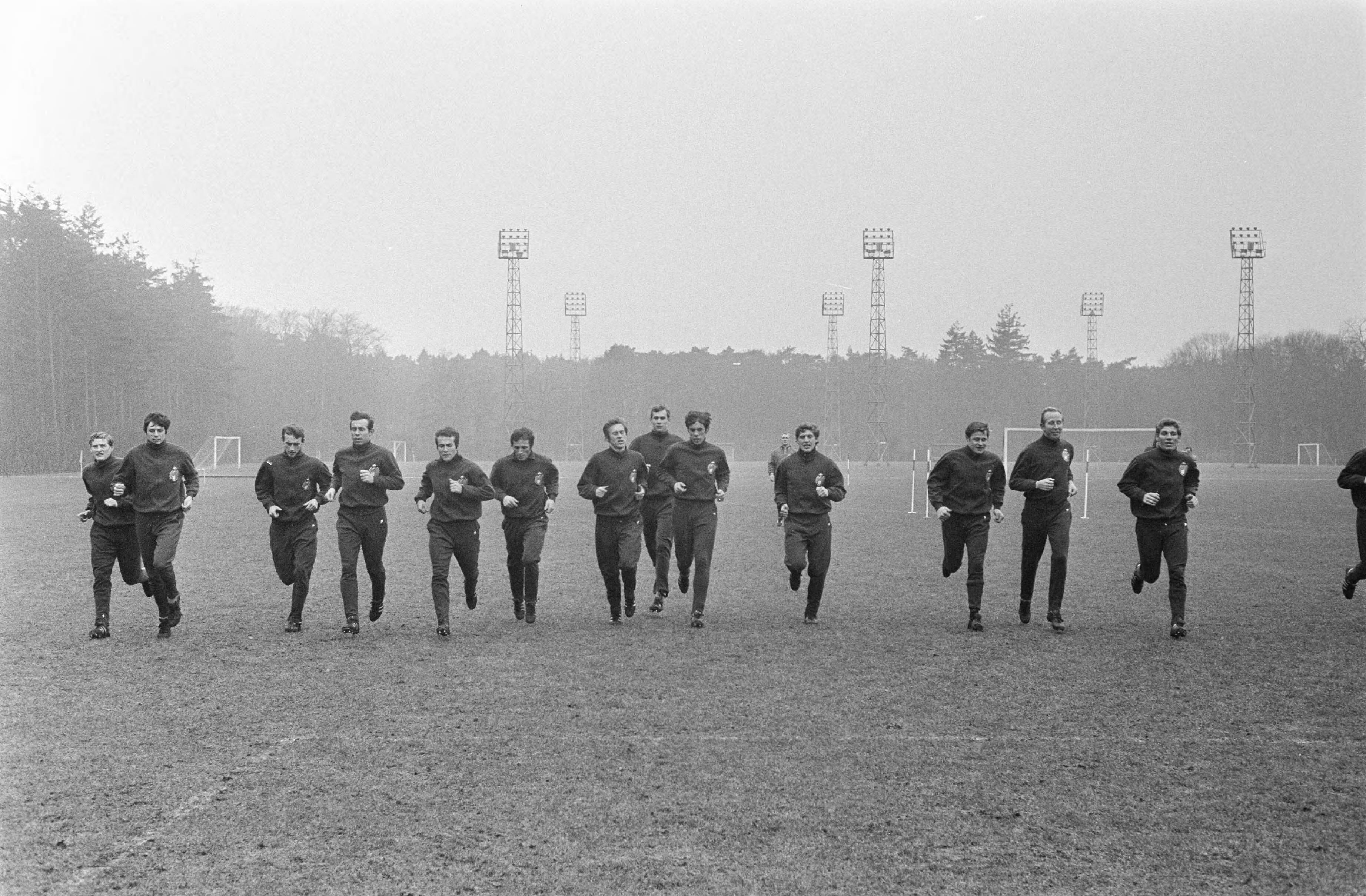 Fotocollectie Anefo — Training Nederlands Elftal in Zeist de training — Foto: Koch, Eric / Anefo. Licentie: Set B: Rechtenvrij / Publiek Domein. Bron: Nationaal Archief. http://hdl.handle.net/10648/ab629586-d0b4-102d-bcf8-003048976d84