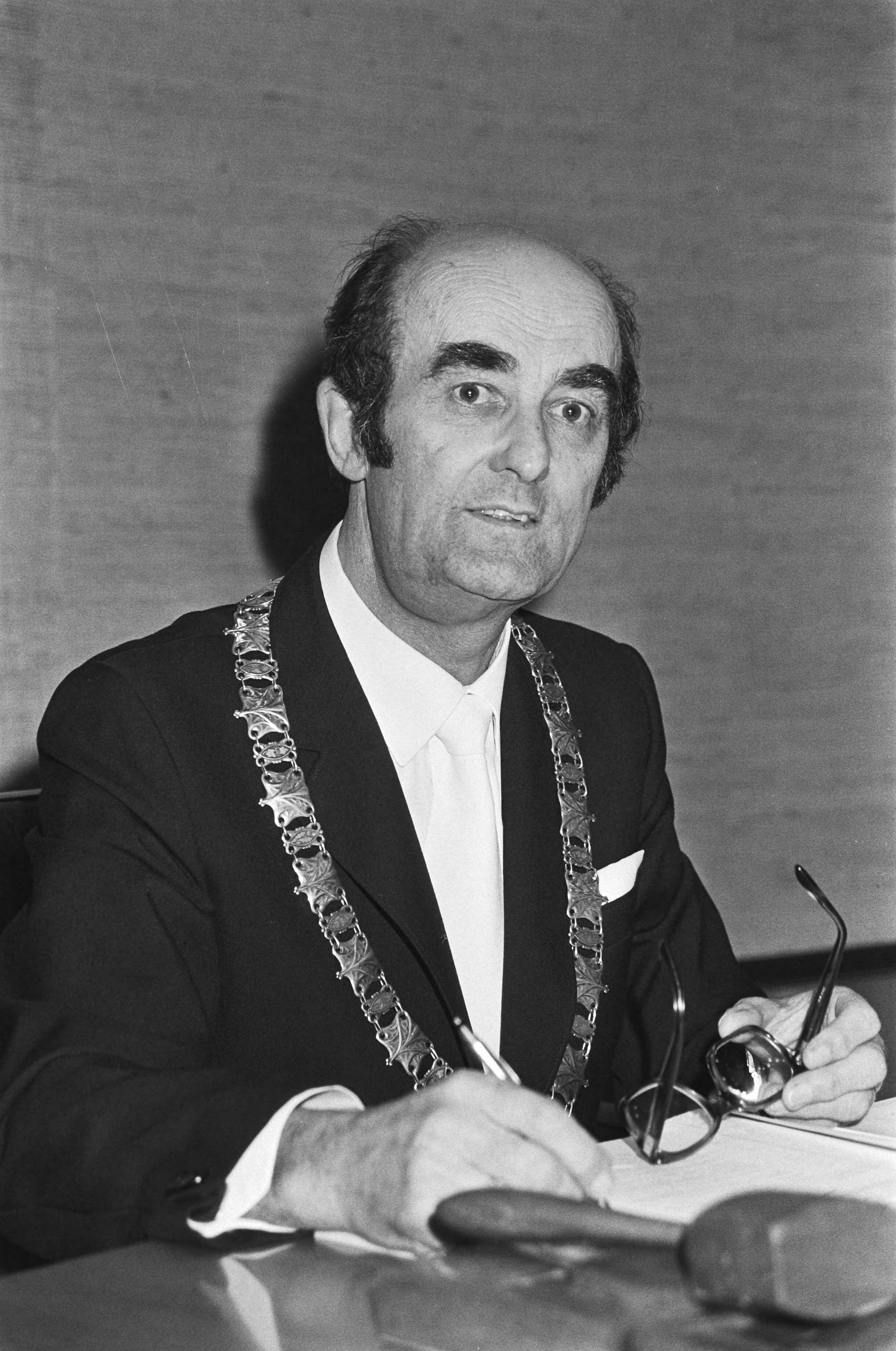 Fotocollectie Anefo — Burgemeester Jan Aantjes van Bussum tijdens gemeenteraadsverkiezing — Foto: Dijk, Hans van / Anefo. Licentie: Set B: Rechtenvrij / Publiek Domein. Bron: Nationaal Archief. http://hdl.handle.net/10648/ad0ff176-d0b4-102d-bcf8-003048976d84