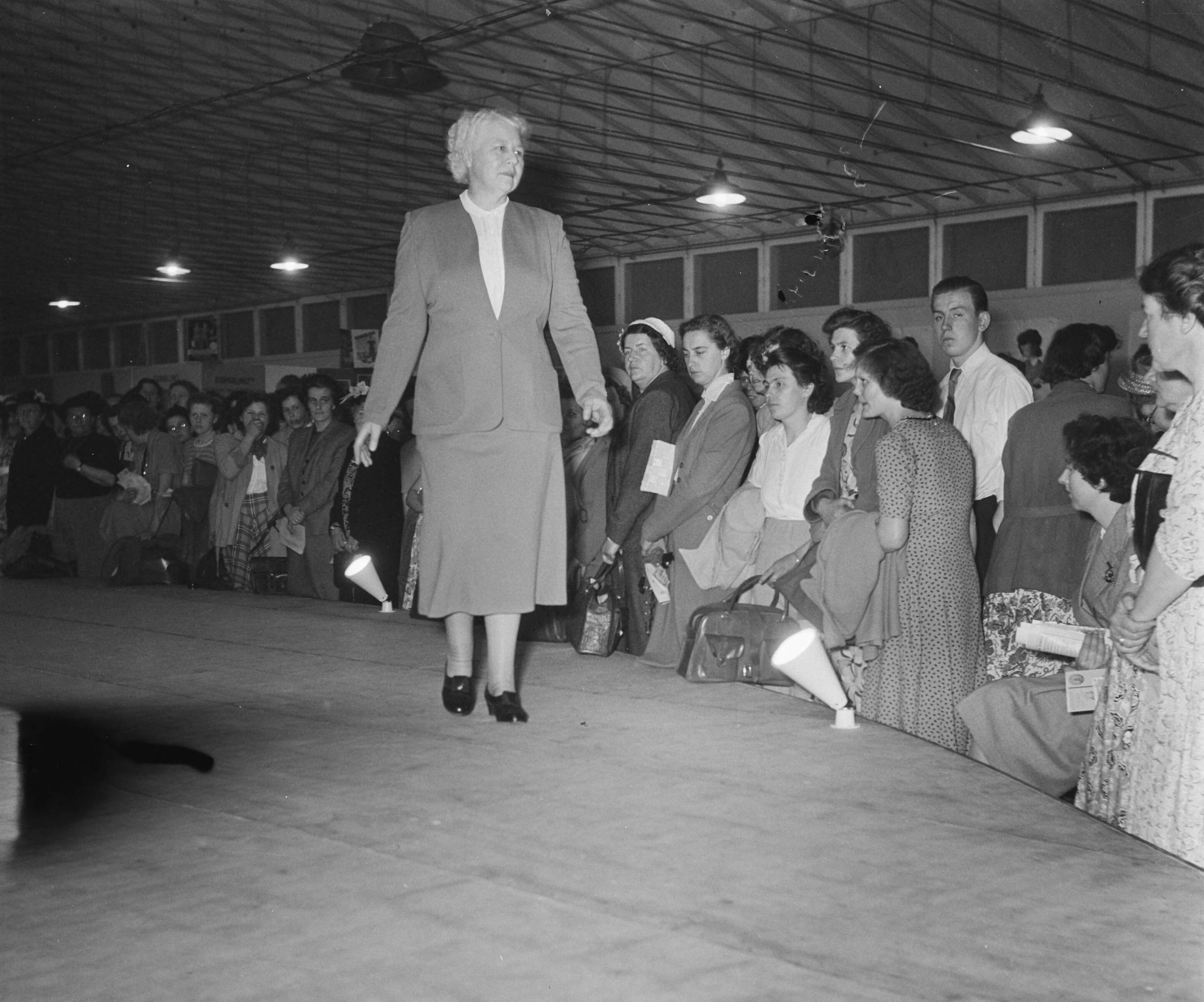 Landbouwtentoonstelling Utrecht (1952) — Landbouwtentoonstelling Utrecht. Modeshow — Foto: Noske, J.D. / Anefo. Licentie: Set B: Rechtenvrij / Publiek Domein. Bron: Nationaal Archief. http://hdl.handle.net/10648/a8f91158-d0b4-102d-bcf8-003048976d84