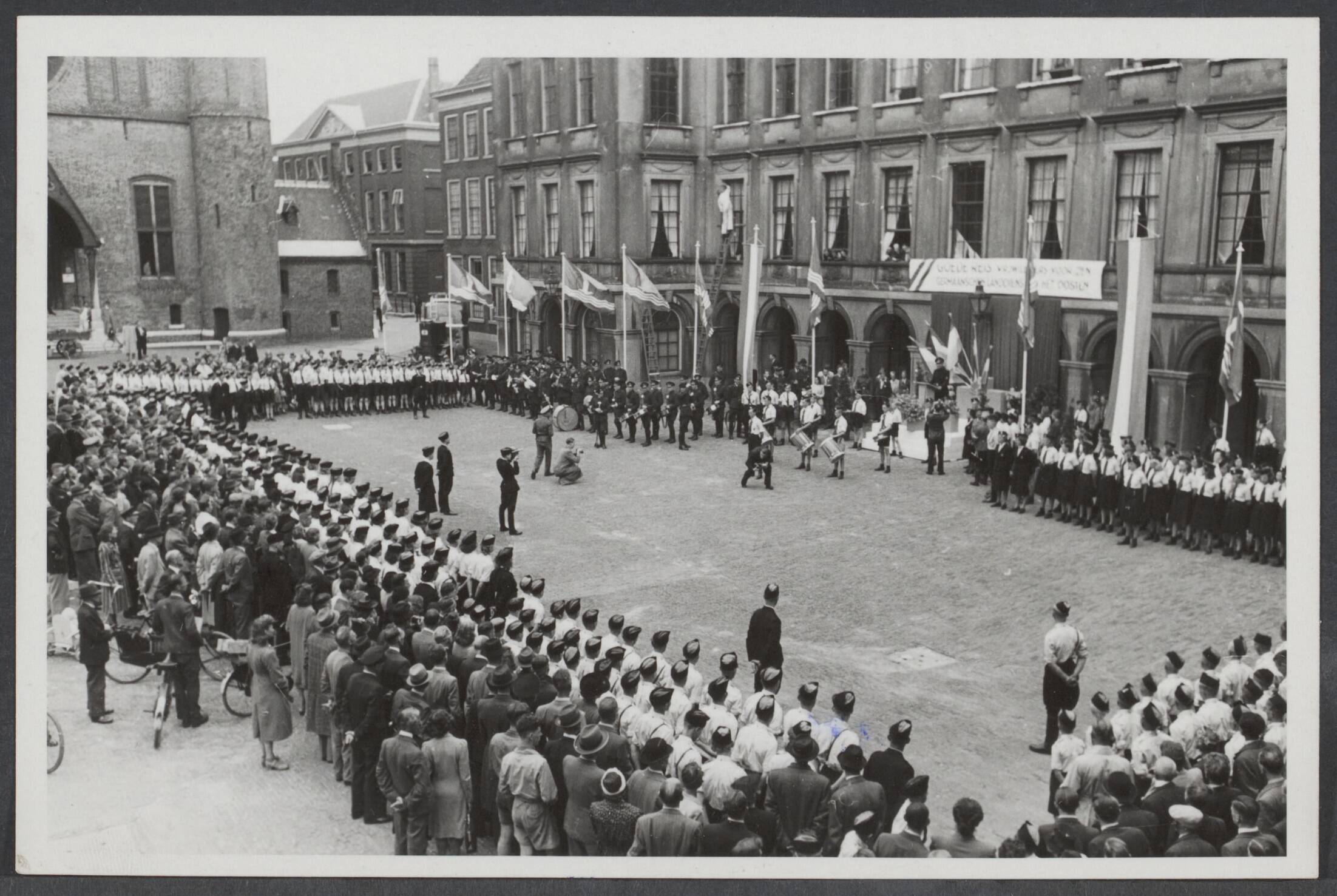 Germaanse landdienst — Op het Binnenhof te Den Haag werd een 300-tal vrijwilligers voor de landdienst in het Oosten beëdigd. Overzicht [tijdens de toespraak van de Hoofdstormer van de Naionale jeugdstorm, Van Geelkerken] — Foto: Borrius, John / Stapf Bilderdienst. Licentie: Set B: Rechtenvrij / Publiek Domein. Bron: Nationaal Archief. http://hdl.handle.net/10648/e30b264b-e376-da47-7776-d92e0be5fa73