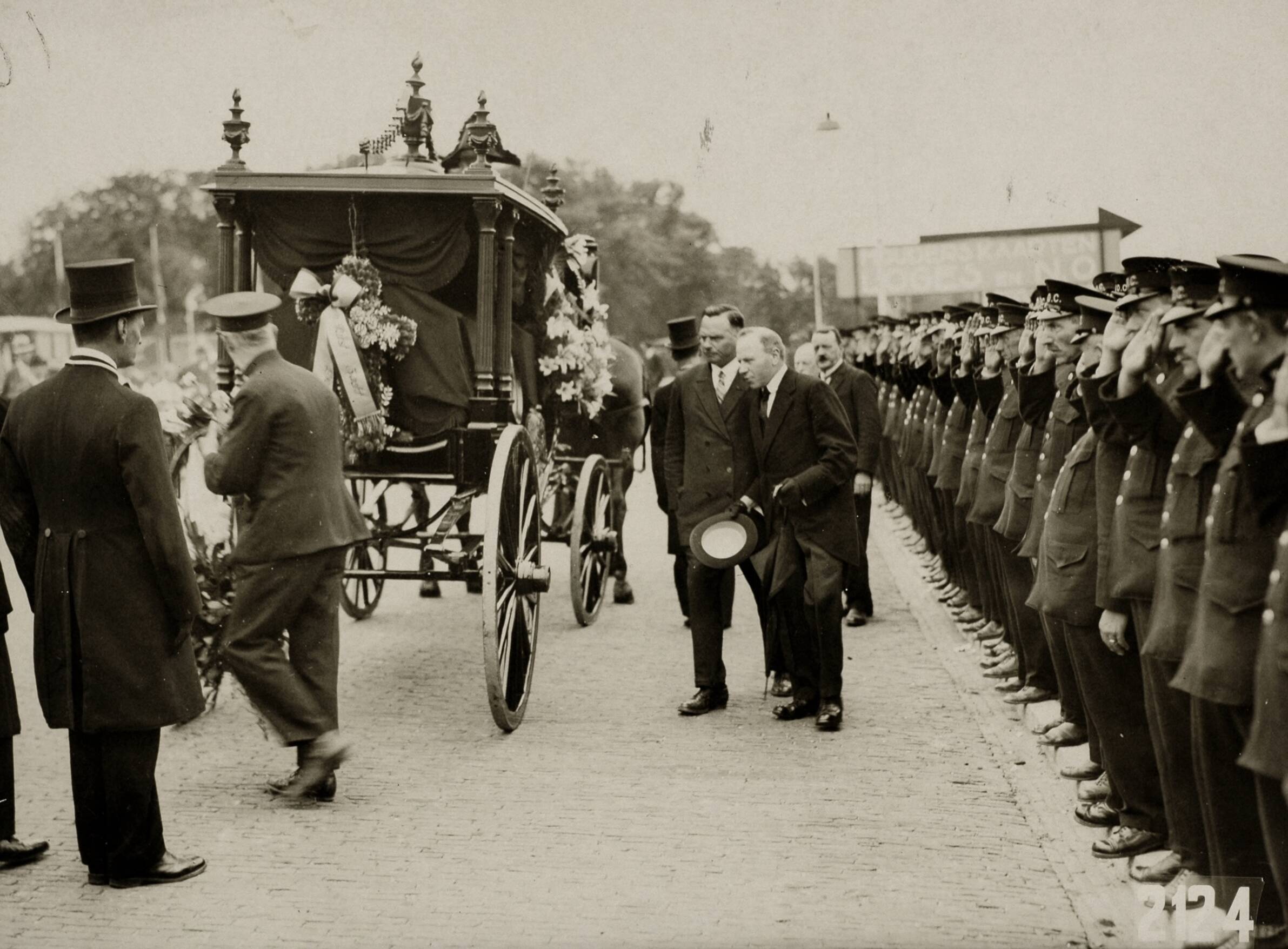 Sport — Sport. Olympische Spelen 1928 Amsterdam, Nederland. Uitvaart bij het stadion. Medewerkers van het N.O.C. vormen een erehaag. — Foto: Fotograaf Onbekend / Algemeen Fotobureau Amsterdam / Spaarnestad Photo (05887). Licentie: Set B: Rechtenvrij / Publiek Domein. Bron: Nationaal Archief. http://hdl.handle.net/10648/35429da6-d6a2-a382-e063-6df0900a6686