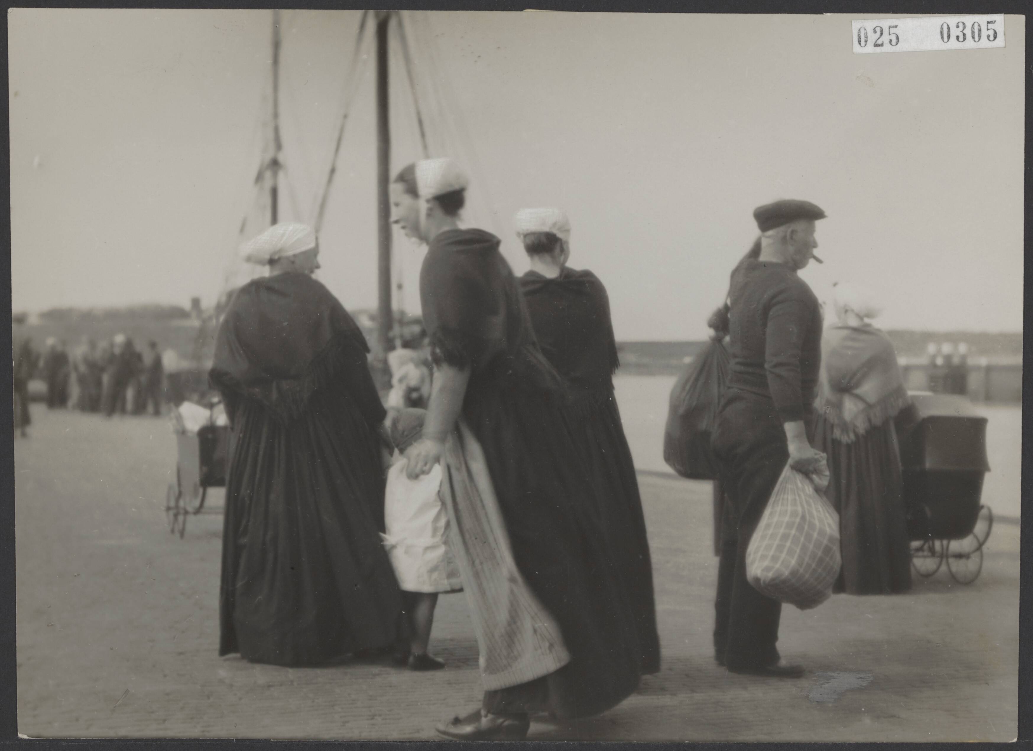 Fotocollectie Elsevier Binnenland — Bijschrift "Vader vaart uit". [Scheveningse vrouwen in haven tijdens vertrek vissersschepen] — Foto: Onbekend / Publiek Domein of Rechtenvrij. Licentie: Set B: Rechtenvrij / Publiek Domein. Bron: Nationaal Archief. http://hdl.handle.net/10648/adda264e-d0b4-102d-bcf8-003048976d84