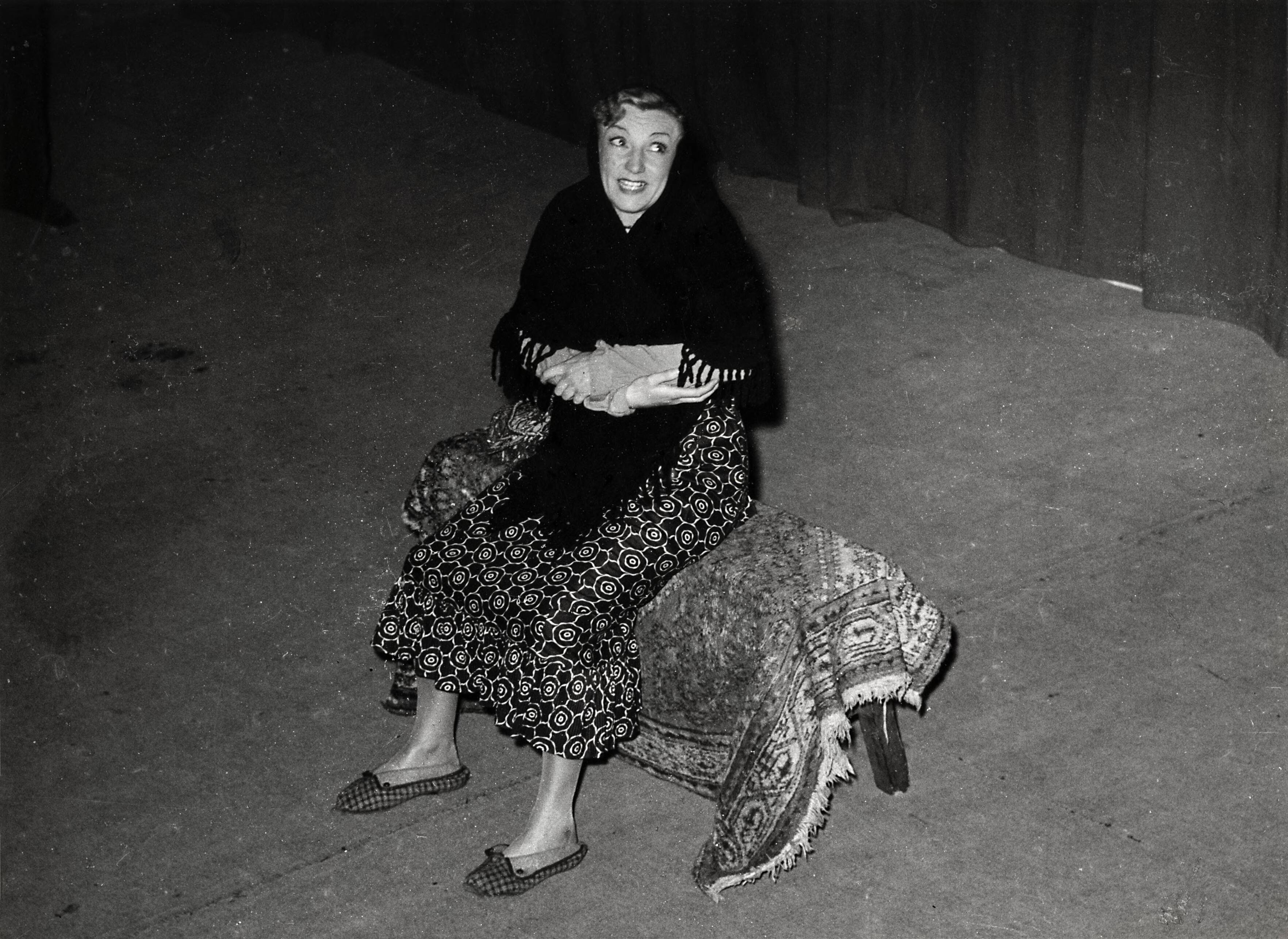 Drukkerij Spaarnestad — [40-jarig jubileum N.V. De Spaarnestad] [Feestavond in het Stadsschouwburg van Haarlem] [vrouw op toneel] — Foto: Fotograaf Onbekend / Fotobureau onbekend / Spaarnestad Photo (05887). Licentie: Set B: Rechtenvrij / Publiek Domein. Bron: Nationaal Archief. http://hdl.handle.net/10648/35429da6-39f2-a382-e063-6df0900a6686