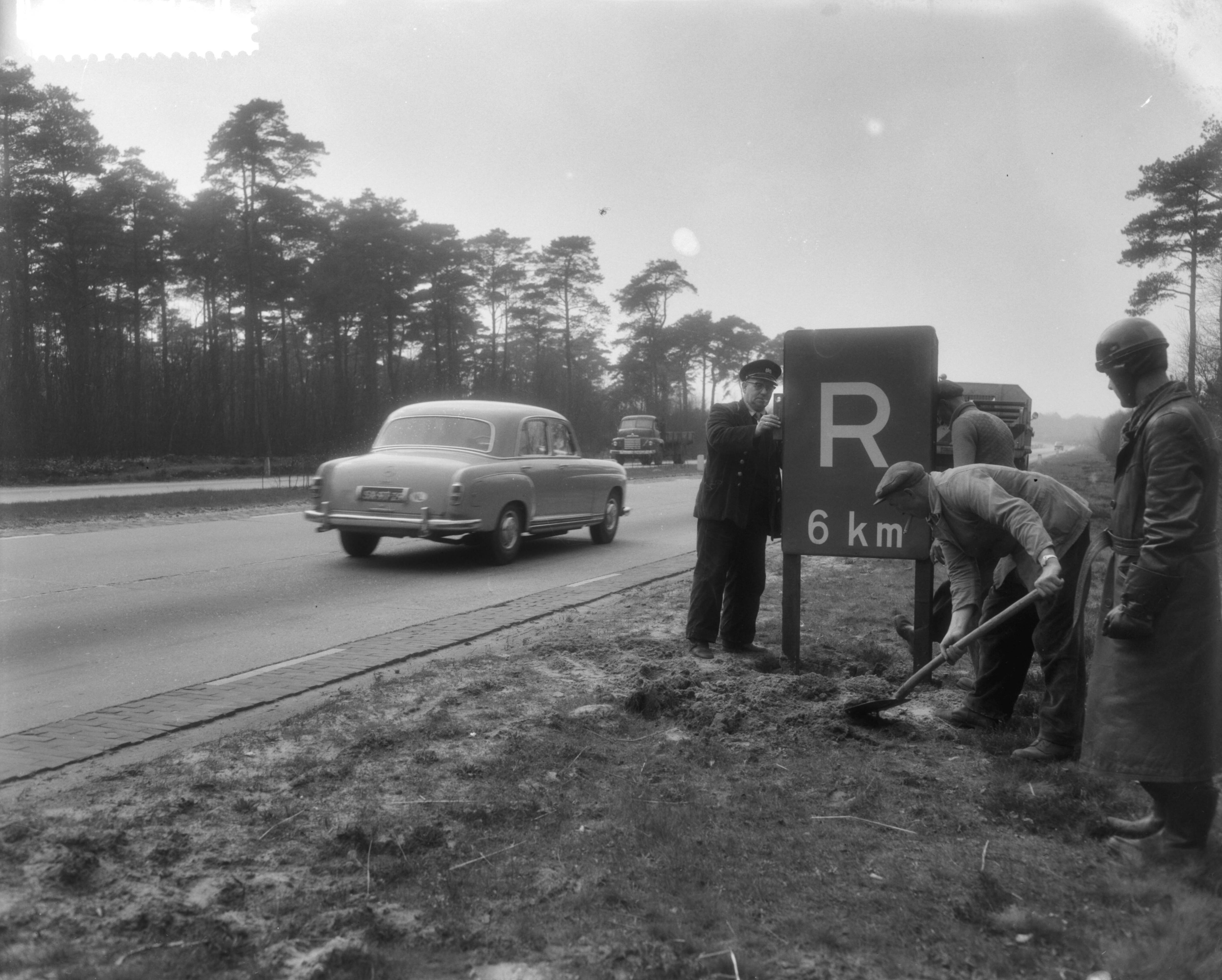 Fotocollectie Anefo — Eerste Nederlandse restaurant langs een autosnelweg Arnhem-Utrecht (A12) bij Bunnik. Borden worden geplaatst — Foto: Pot, Harry / Anefo. Licentie: Set B: Rechtenvrij / Publiek Domein. Bron: Nationaal Archief. http://hdl.handle.net/10648/a990dbdc-d0b4-102d-bcf8-003048976d84