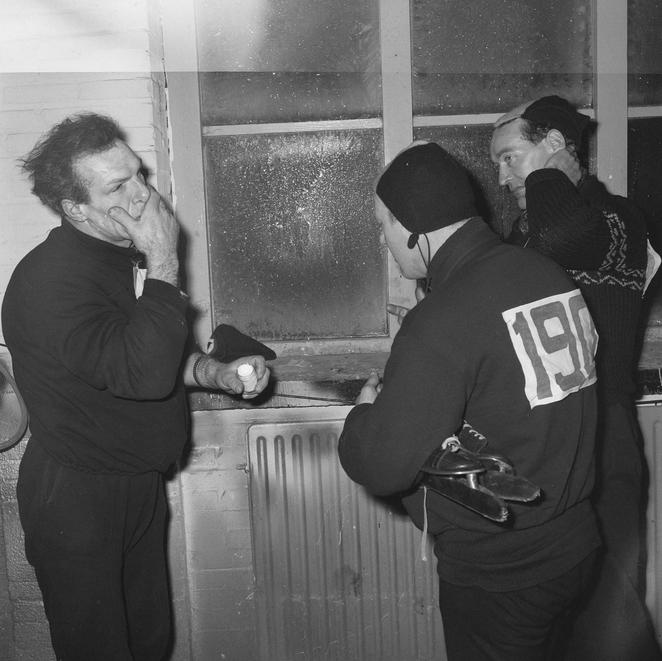 Elfstedentocht 1963 — Elfstedentocht 1963. Deelnemers wachten op de start — Foto: Nijs, Jac. de / Anefo. Licentie: Set B: Rechtenvrij / Publiek Domein. Bron: Nationaal Archief. http://hdl.handle.net/10648/aa268b96-d0b4-102d-bcf8-003048976d84