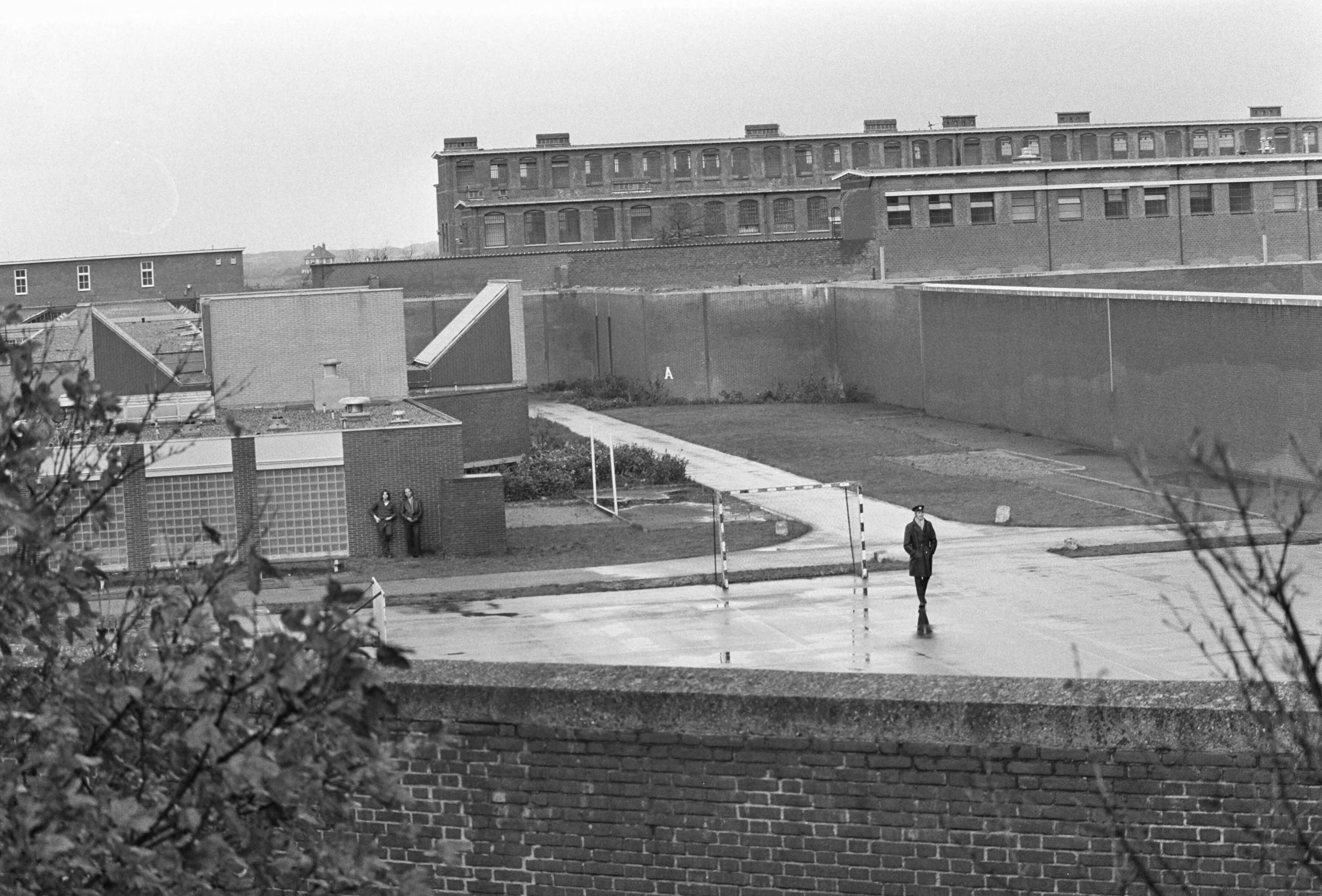 Fotocollectie Anefo — Gijzeling in Scheveningen; het gebouw waar zich (rechts onder) het gijzelingsdrama afspeelt — Foto: Mieremet, Rob / Anefo. Licentie: Set B: Rechtenvrij / Publiek Domein. Bron: Nationaal Archief. http://hdl.handle.net/10648/ac591c80-d0b4-102d-bcf8-003048976d84