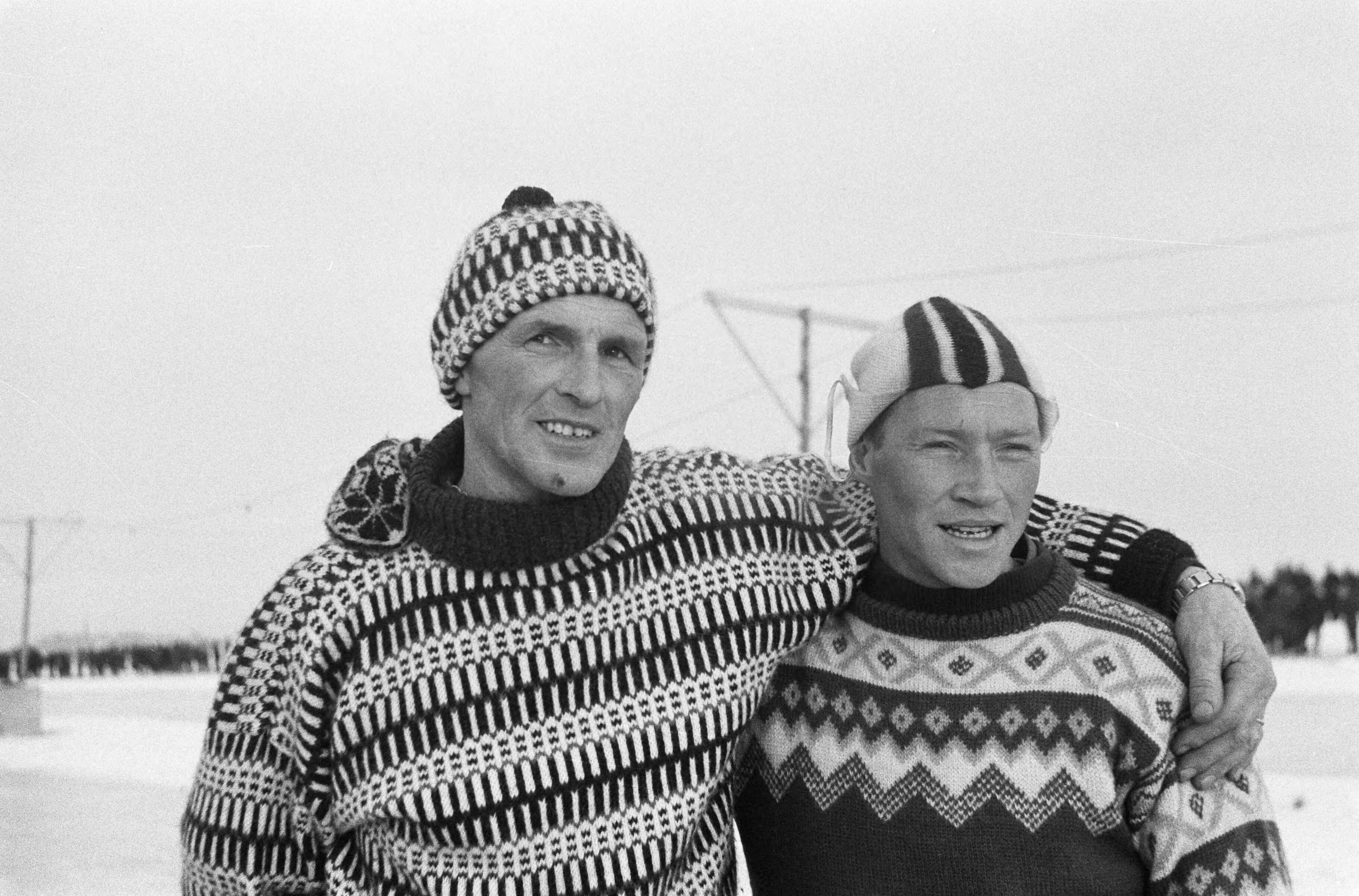 Fotocollectie Anefo — Langebaanwedstrijden schaatsen in Ter Aar. Jan Uitham en de Elfstedentochtwinnaar Reinier Paping (rechts) — Foto: Koch, Eric / Anefo. Licentie: Set B: Rechtenvrij / Publiek Domein. Bron: Nationaal Archief. http://hdl.handle.net/10648/aa26e942-d0b4-102d-bcf8-003048976d84