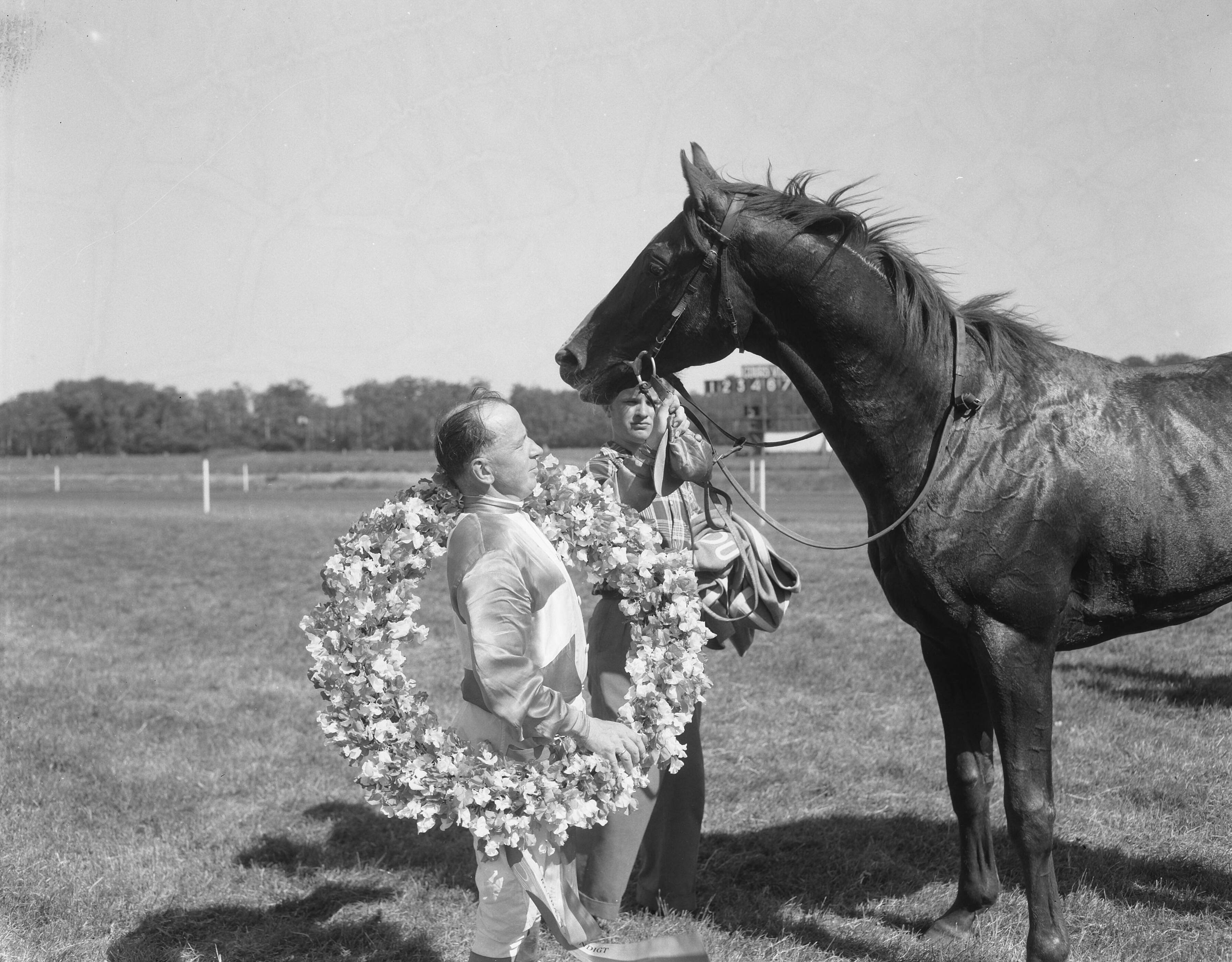 Fotocollectie Anefo — Renbaan Duindigt. De Derby 1957 — Foto: Bilsen, Joop van / Anefo. Licentie: Set B: Rechtenvrij / Publiek Domein. Bron: Nationaal Archief. http://hdl.handle.net/10648/a9624128-d0b4-102d-bcf8-003048976d84
