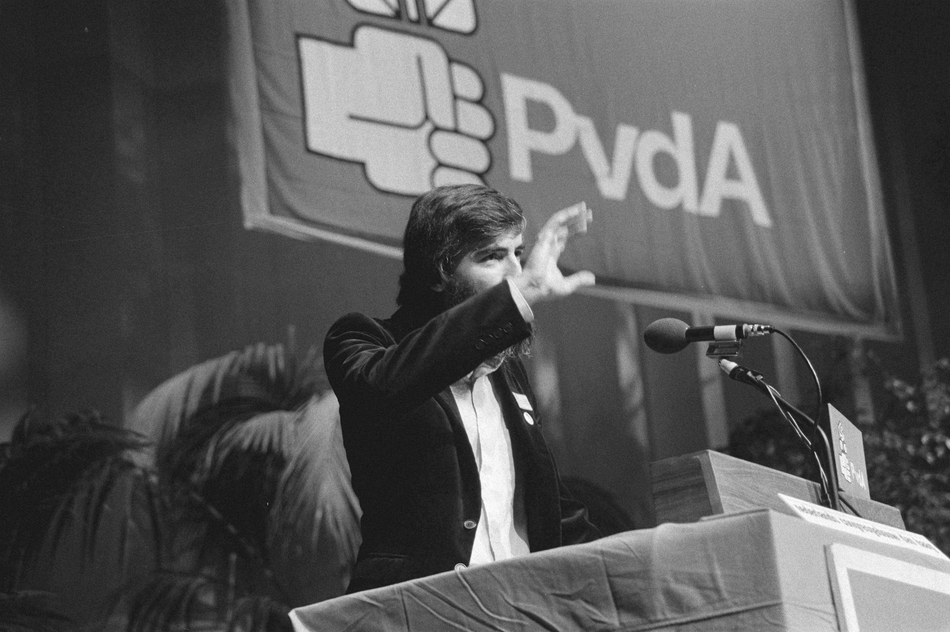 Congres van de Partij van de Arbeid in Den Haag — Max van den Berg tijdens zijn openingstoespraak — Foto: Dijk, Hans van / Anefo. Licentie: Set B: Rechtenvrij / Publiek Domein. Bron: Nationaal Archief. http://hdl.handle.net/10648/ad0700b6-d0b4-102d-bcf8-003048976d84