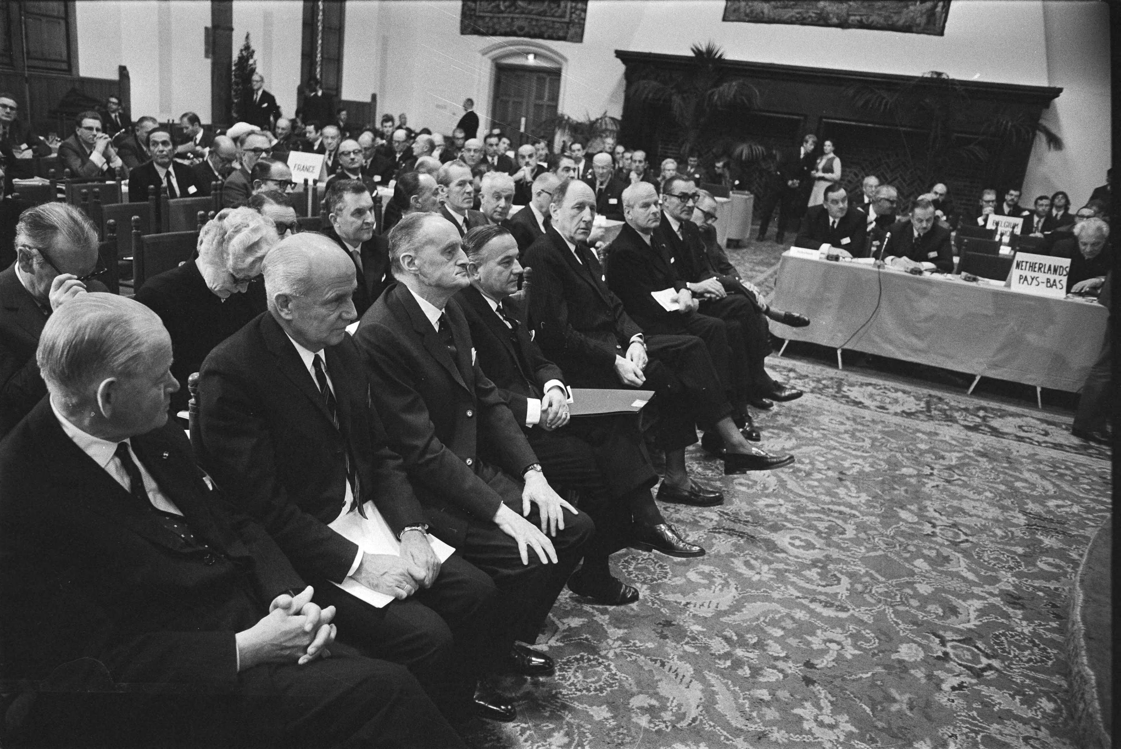 Fotocollectie Anefo — NATO Parlement bijeen in Ridderzaal, Den Haag — Foto: Koch, Eric / Anefo. Licentie: Set B: Rechtenvrij / Publiek Domein. Bron: Nationaal Archief. http://hdl.handle.net/10648/aba969b6-d0b4-102d-bcf8-003048976d84