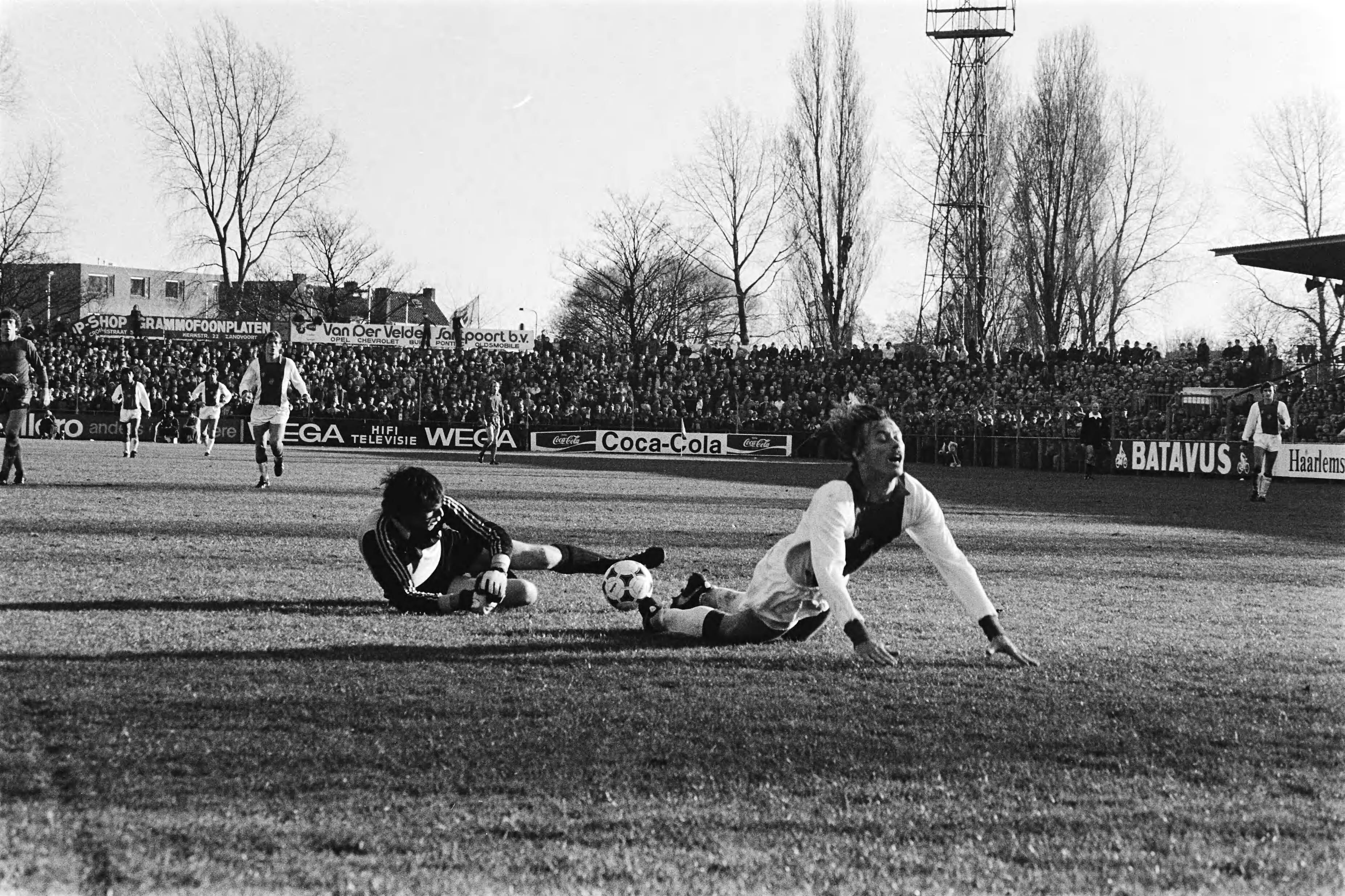 Fotocollectie Anefo — Haarlem tegen Ajax 1-3; Dick Schoenaker (rechts) wordt neergelegd door keeper Boersma — Foto: Dijk, Hans van / Anefo. Licentie: Set B: Rechtenvrij / Publiek Domein. Bron: Nationaal Archief. http://hdl.handle.net/10648/acd9dc26-d0b4-102d-bcf8-003048976d84