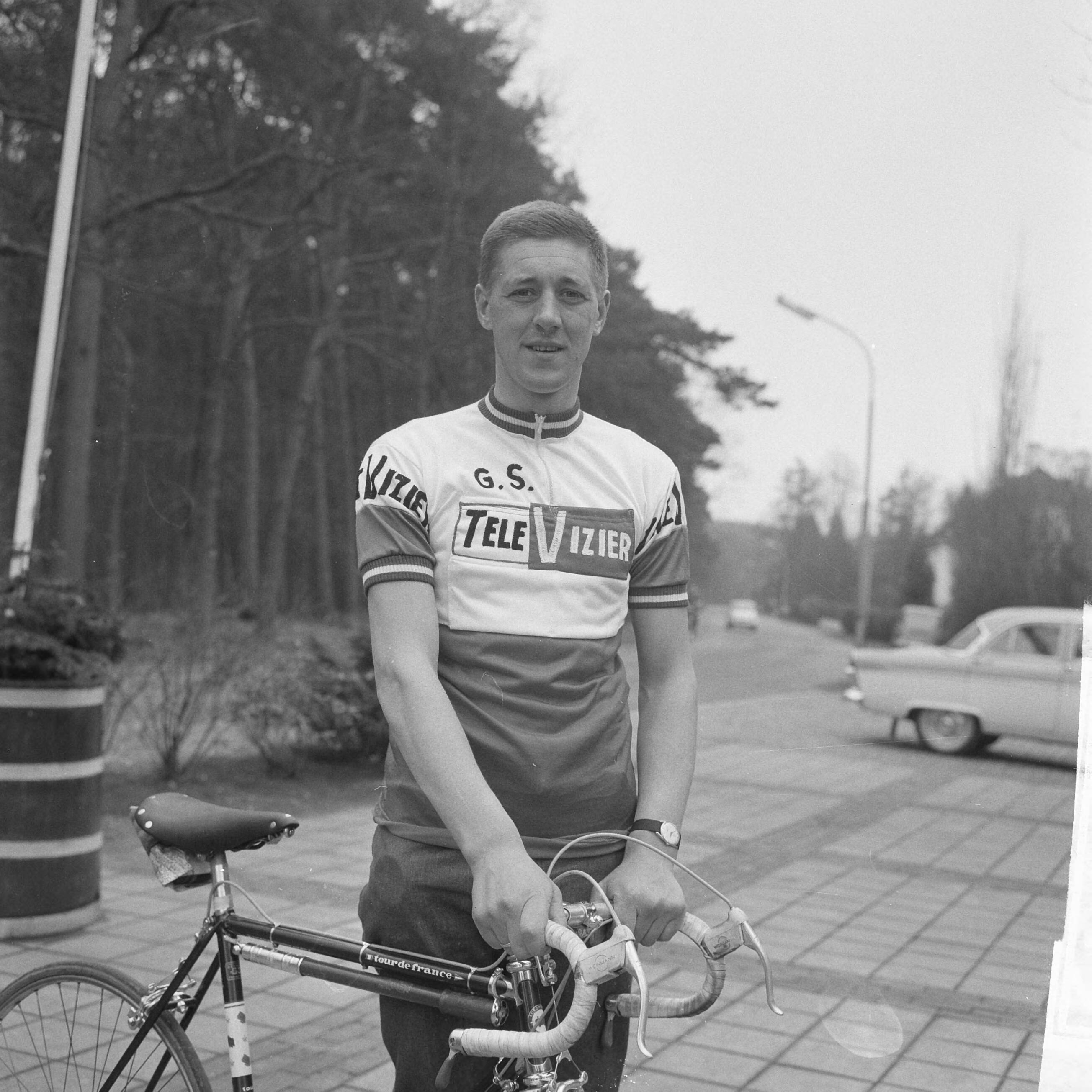 Fotocollectie Anefo — Nederlandse wielerploeg voor de Tour de France 1964 gepresenteerd, Cees van Espen met fiets — Foto: Pot, Harry / Anefo. Licentie: Set B: Rechtenvrij / Publiek Domein. Bron: Nationaal Archief. http://hdl.handle.net/10648/aa60f524-d0b4-102d-bcf8-003048976d84