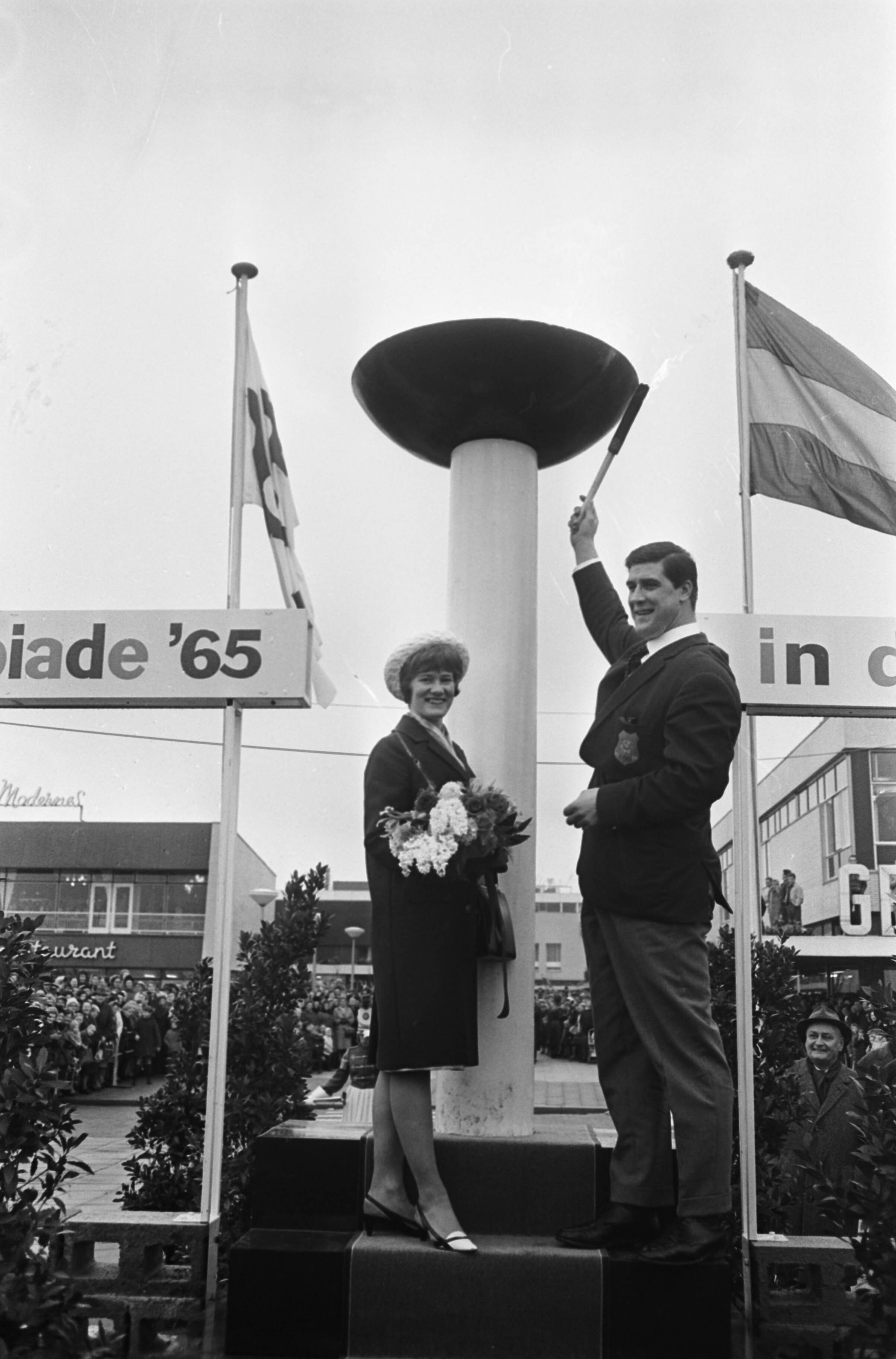 Fotocollectie Anefo — Anton Geesink en Sjoukje Dijkstra bij opening nieuwe winkel C & A te Rijswijk — Foto: Koch, Eric / Anefo. Licentie: Set B: Rechtenvrij / Publiek Domein. Bron: Nationaal Archief. http://hdl.handle.net/10648/aa9ad8a2-d0b4-102d-bcf8-003048976d84