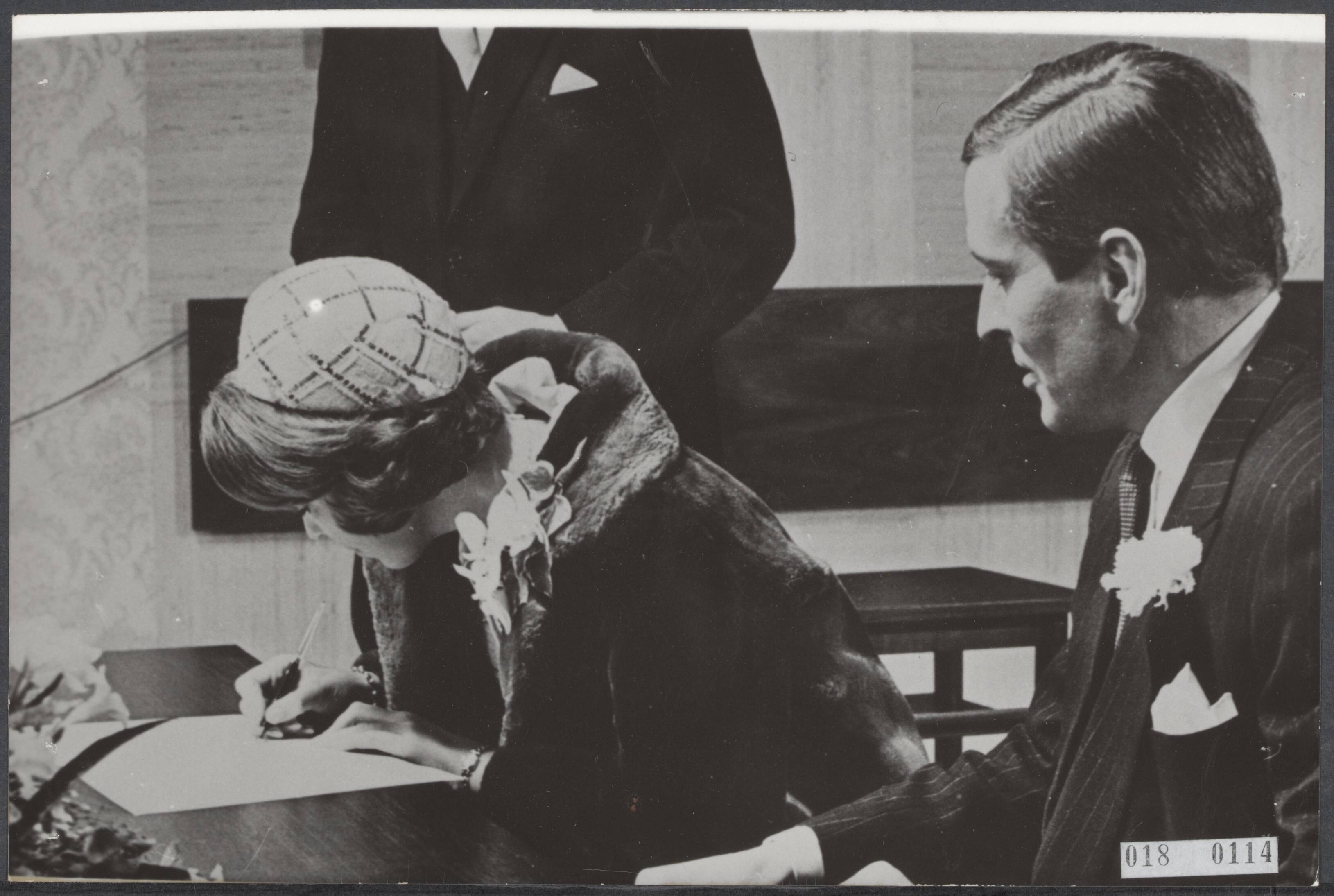Fotocollectie Elsevier Binnenland — Prinses Beatrix en Claus von Amsberg zijn in Baarn in ondertrouw gegaan. Prinses Beatrix tekent de akte — Foto: Fotograaf Onbekend / Anefo. Licentie: Set B: Rechtenvrij / Publiek Domein. Bron: Nationaal Archief. http://hdl.handle.net/10648/adc1420a-d0b4-102d-bcf8-003048976d84