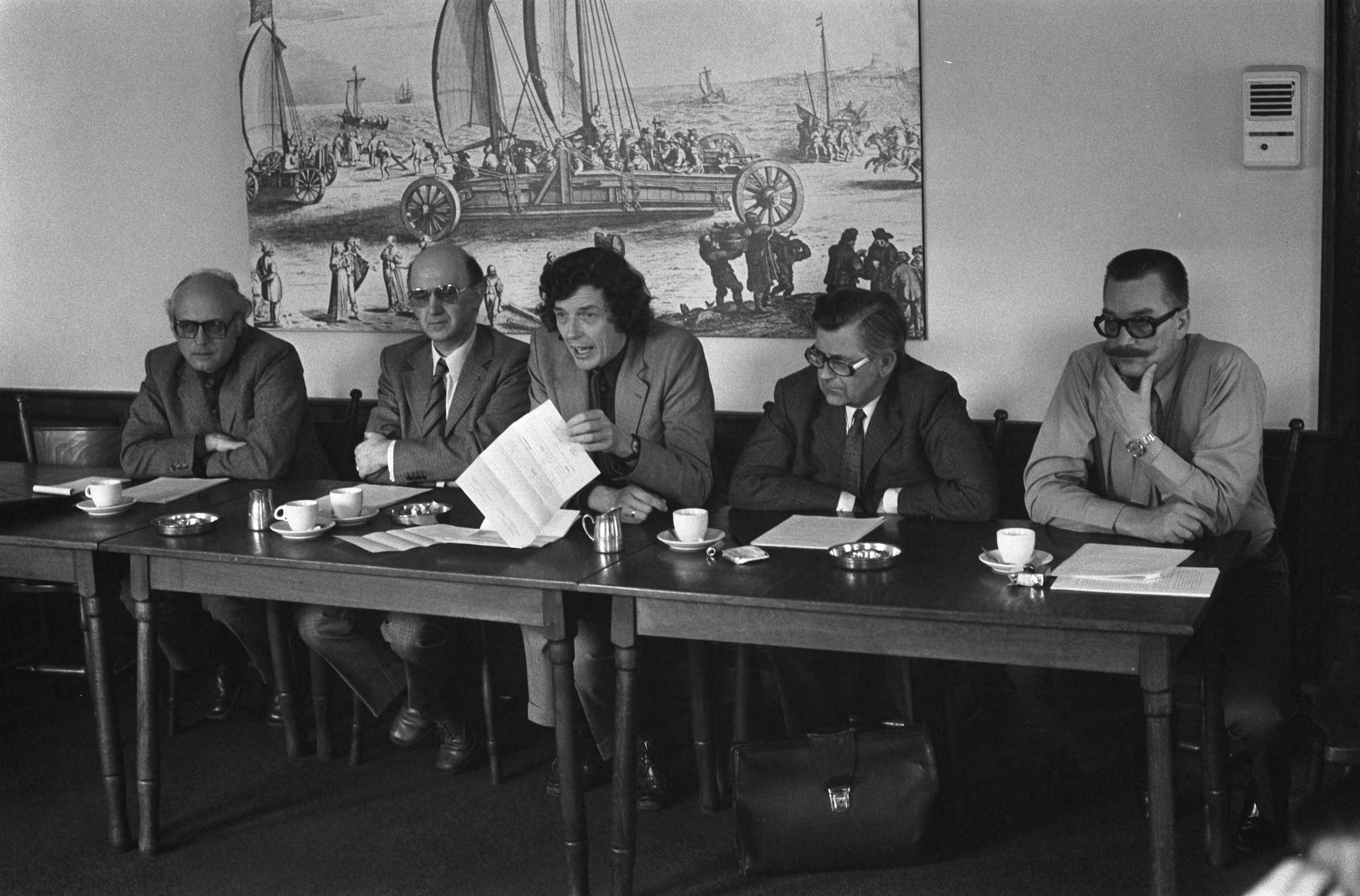 Fotocollectie Anefo — Persconferentie in Den Haag van NVV en NKV over federatie; overzicht persconferentie — Foto: Verhoeff, Bert / Anefo. Licentie: Set B: Rechtenvrij / Publiek Domein. Bron: Nationaal Archief. http://hdl.handle.net/10648/ac4787a4-d0b4-102d-bcf8-003048976d84