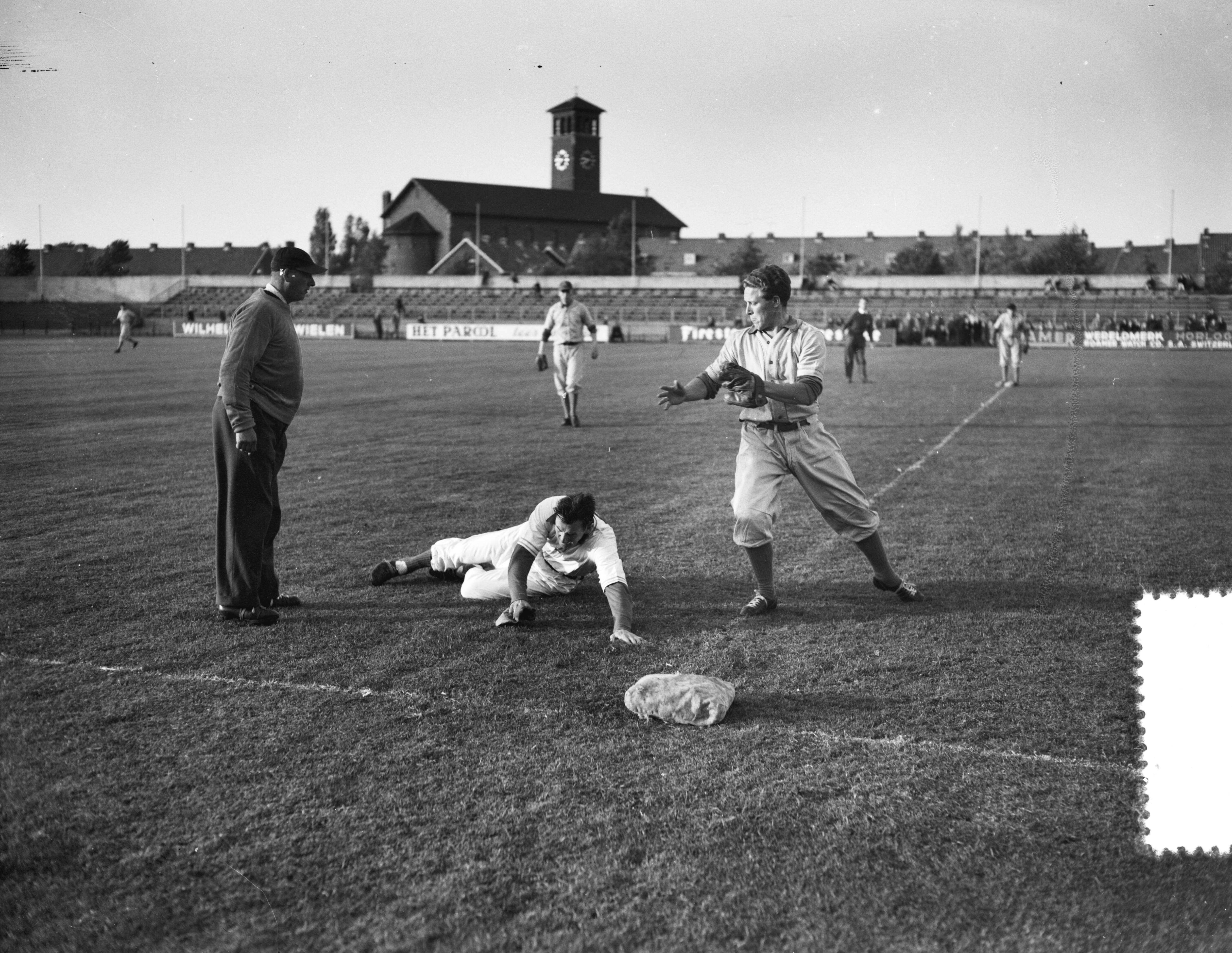Fotocollectie Anefo — Honkbal. Haarlem tegen Amsterdam 12-10. Spelmoment — Foto: Rossem, Wim van / Anefo. Licentie: Set B: Rechtenvrij / Publiek Domein. Bron: Nationaal Archief. http://hdl.handle.net/10648/ad778f02-d0b4-102d-bcf8-003048976d84