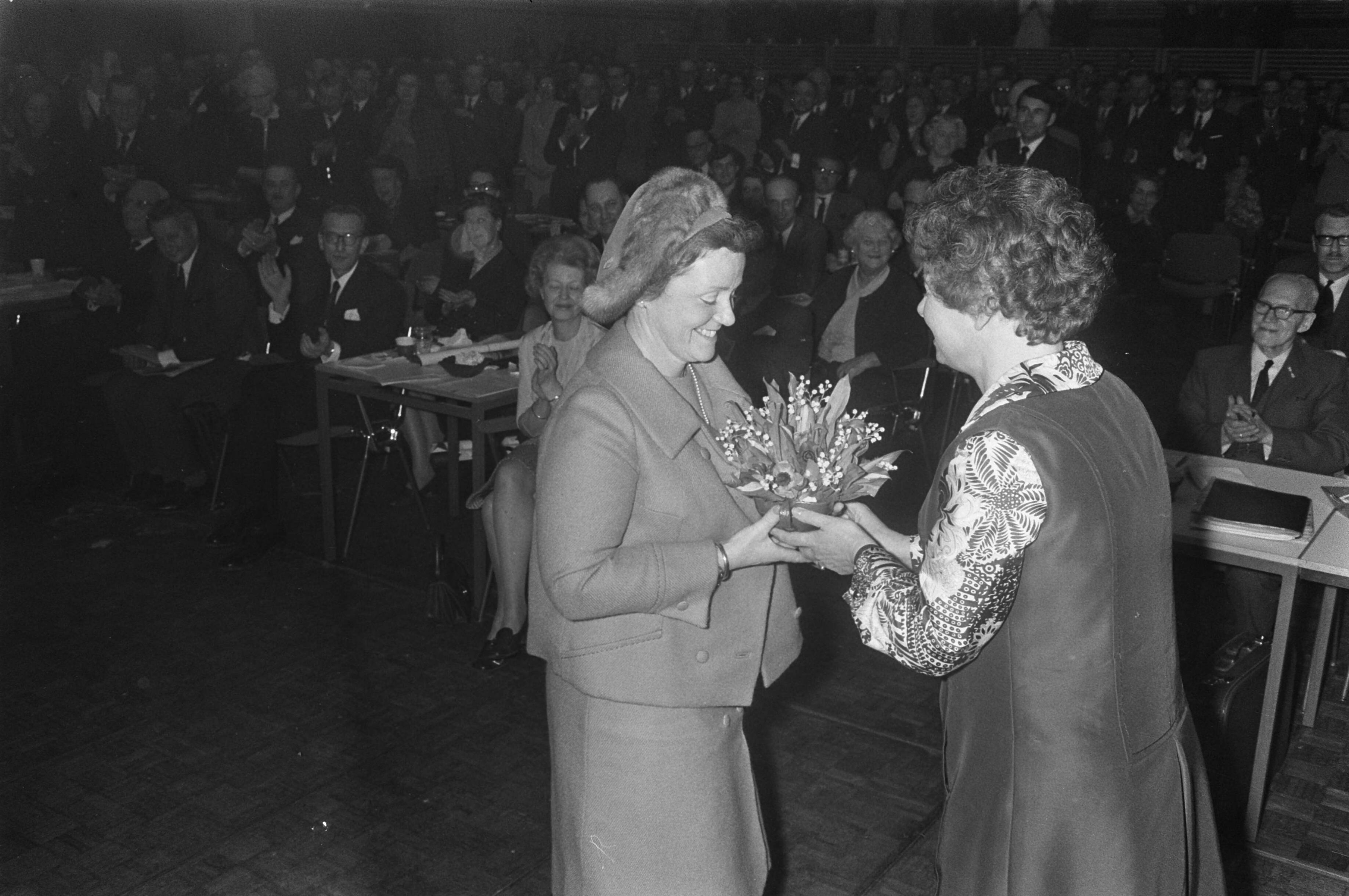 Fotocollectie Anefo — Jaarvergadering VVD in Breda. Mr. E. H. Toxopeus krijgt zoen van mevrouw Van Someren — Foto: Koch, Eric / Anefo. Licentie: Set B: Rechtenvrij / Publiek Domein. Bron: Nationaal Archief. http://hdl.handle.net/10648/ab8f4e1e-d0b4-102d-bcf8-003048976d84