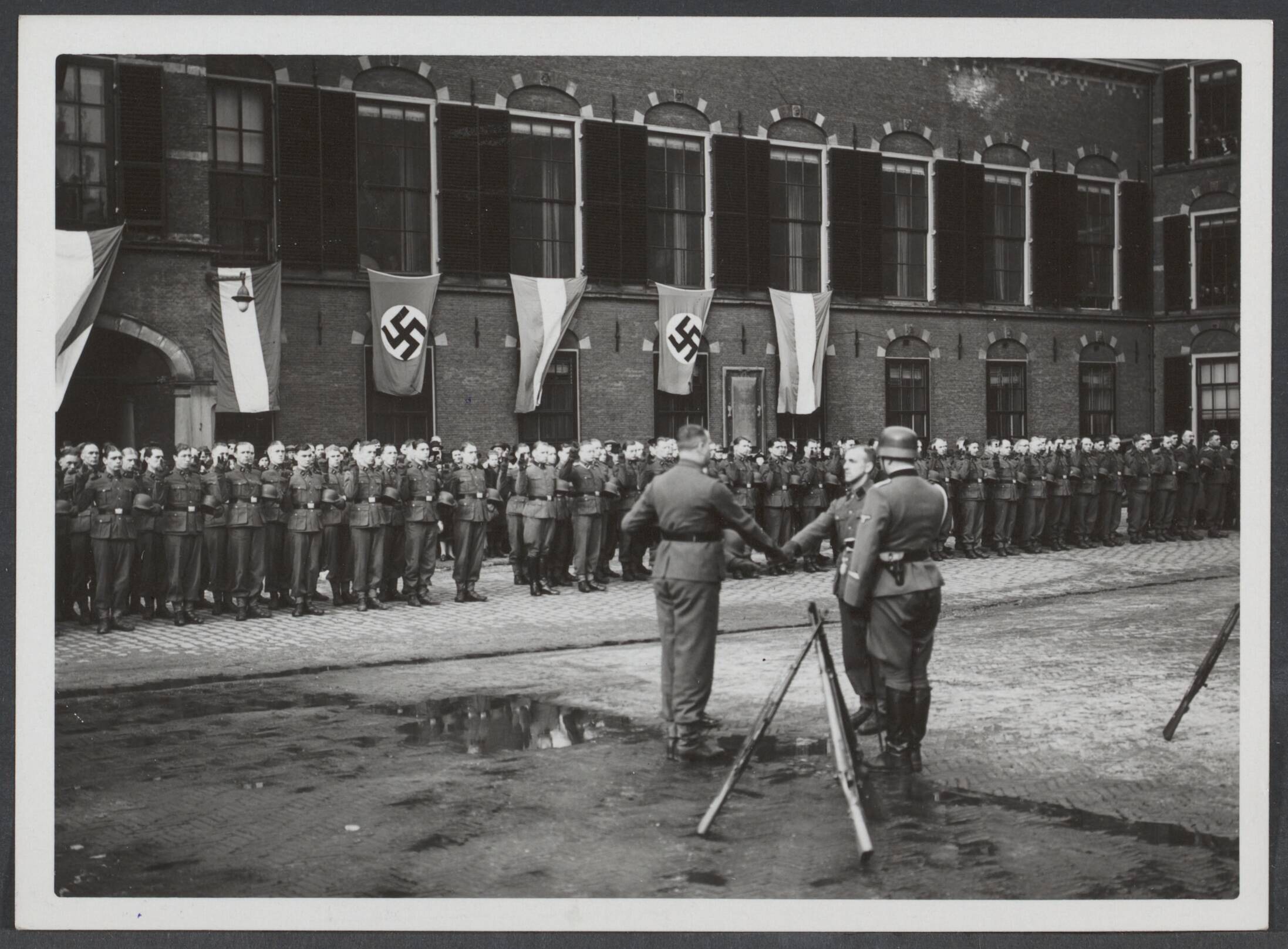 Vrijwilligers Legioen Nederland — Beëidiging van de Nederlandse Ambulance op het Binnenhof te Den Haag. — Foto: Mol, W.F.M. / Stapf Bilderdienst (1). Licentie: Set B: Rechtenvrij / Publiek Domein. Bron: Nationaal Archief. http://hdl.handle.net/10648/5e5b03a5-5fd7-2d52-45f6-1f80e98e2a01