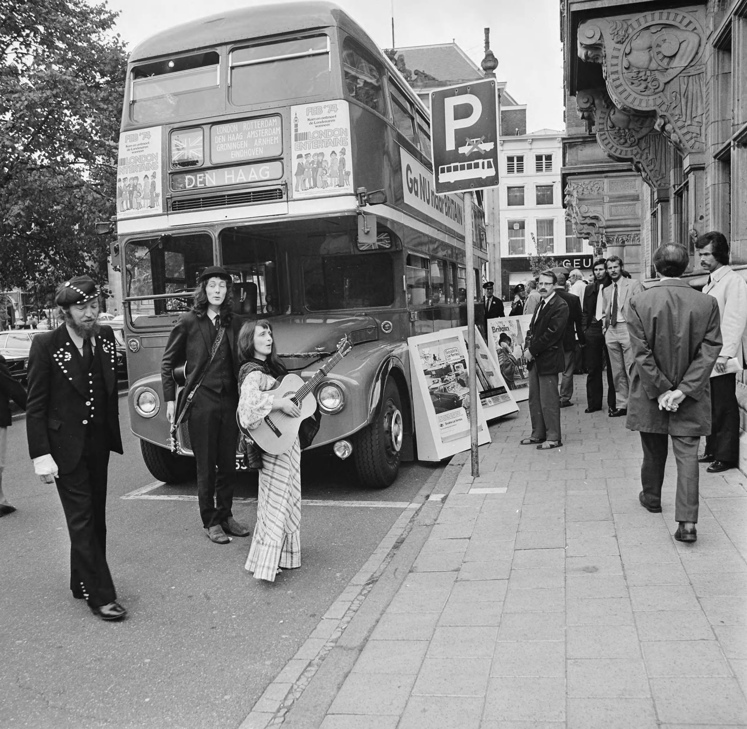 Fotocollectie Anefo — Londense dubbeldekbus in Den Haag ter bevordering van toerisme — Foto: Mieremet, Rob / Anefo. Licentie: Set B: Rechtenvrij / Publiek Domein. Bron: Nationaal Archief. http://hdl.handle.net/10648/ac37bbc6-d0b4-102d-bcf8-003048976d84