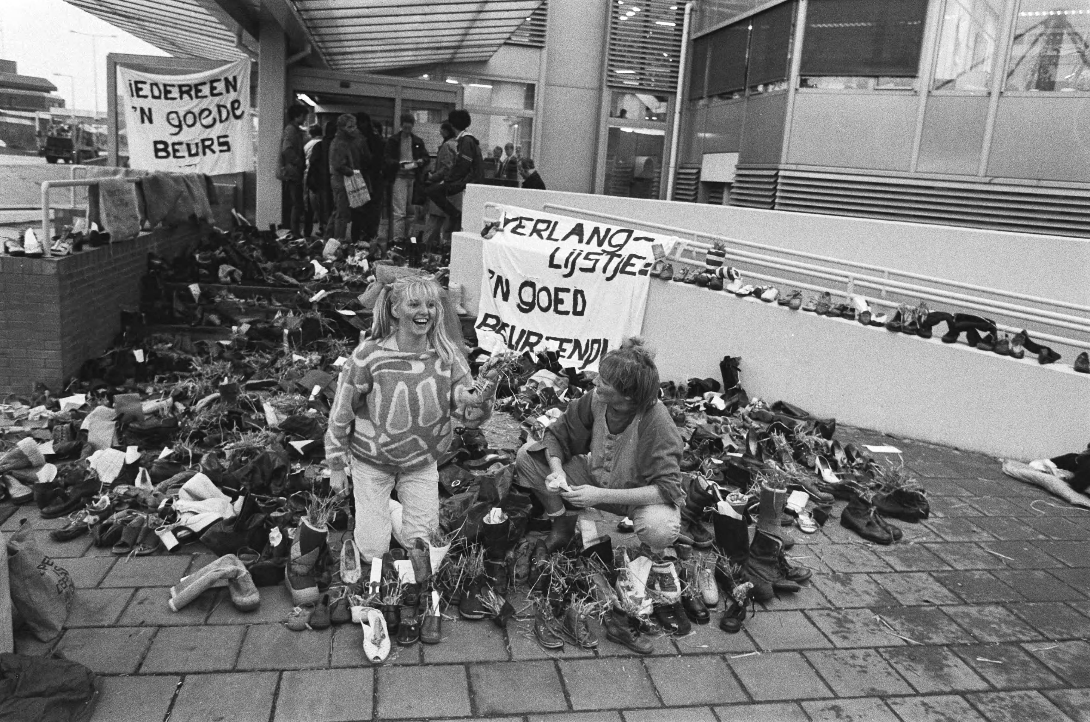 Fotocollectie Anefo — Studenten zetten 1000 schoenen bij het Ministerie van Onderwijs en Wetenschappen in Zoetermeer — Foto: Bogaerts, Rob / Anefo. Licentie: Set B: Rechtenvrij / Publiek Domein. Bron: Nationaal Archief. http://hdl.handle.net/10648/ad4d6506-d0b4-102d-bcf8-003048976d84