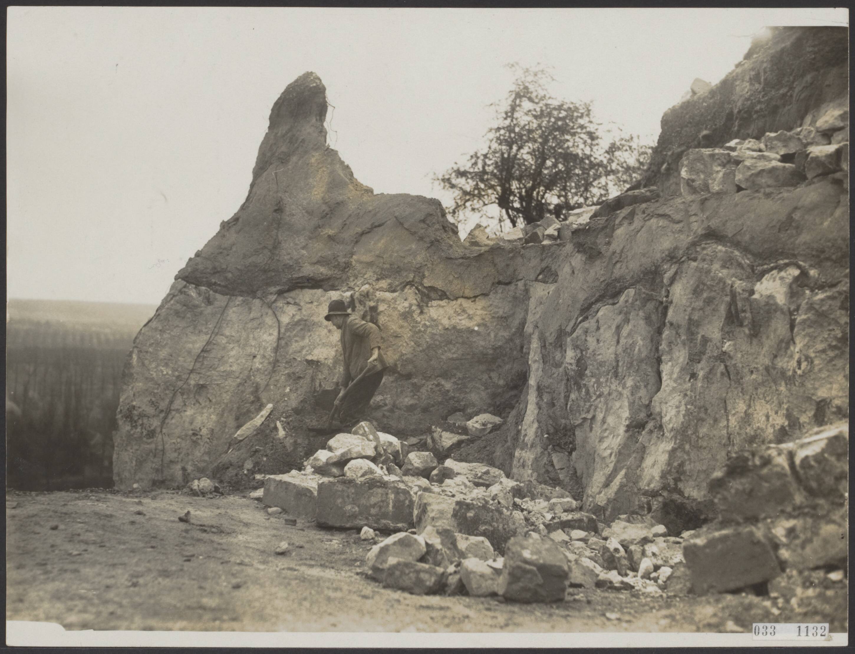 Fotocollectie Elsevier Binnenland — Afgravingen van mergel op de Sint Pietersberg bij Maastricht — Foto: N.V. Vereenigde Fotobureaux. Licentie: Set B: Rechtenvrij / Publiek Domein. Bron: Nationaal Archief. http://hdl.handle.net/10648/ade754c2-d0b4-102d-bcf8-003048976d84