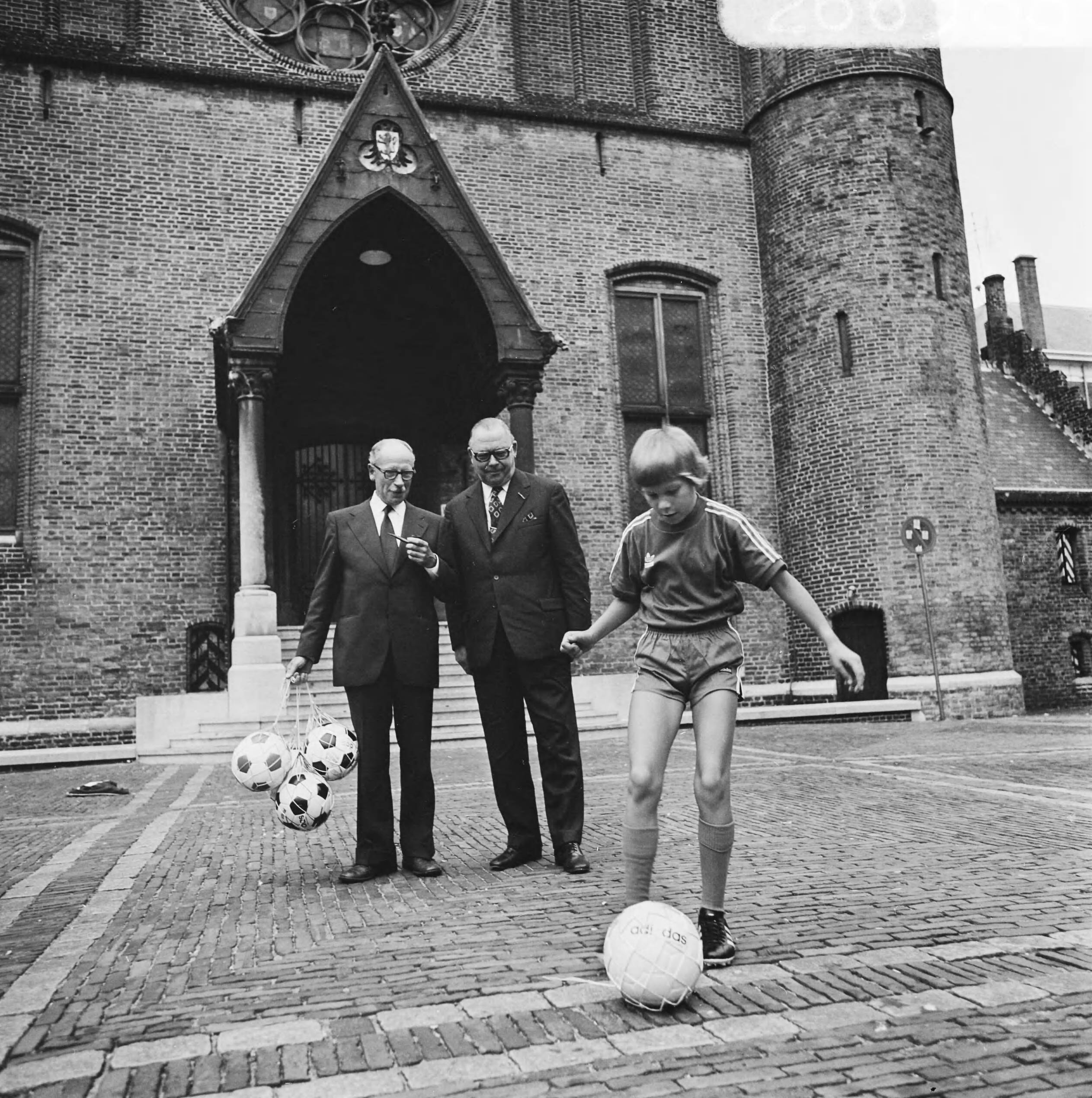 Fotocollectie Anefo — Negenhonderd-duizendste lid KNVB in Den Haag voorgestel Johan Weijenberg schiet bal, op achtergrond Minister Van Doorn (links) en KNVB-voorzitter Meulman — Foto: Mieremet, Rob / Anefo. Licentie: Set B: Rechtenvrij / Publiek Domein. Bron: Nationaal Archief. http://hdl.handle.net/10648/ac352bea-d0b4-102d-bcf8-003048976d84