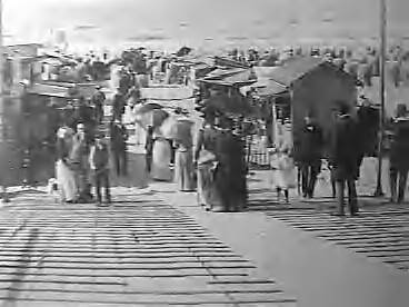 Fotocollectie Elsevier Binnenland — Strandafgang met kraampjes te Scheveningen — Foto: Onbekend / Publiek Domein of Rechtenvrij. Licentie: Set B: Rechtenvrij / Publiek Domein. Bron: Nationaal Archief. http://hdl.handle.net/10648/addf87a6-d0b4-102d-bcf8-003048976d84