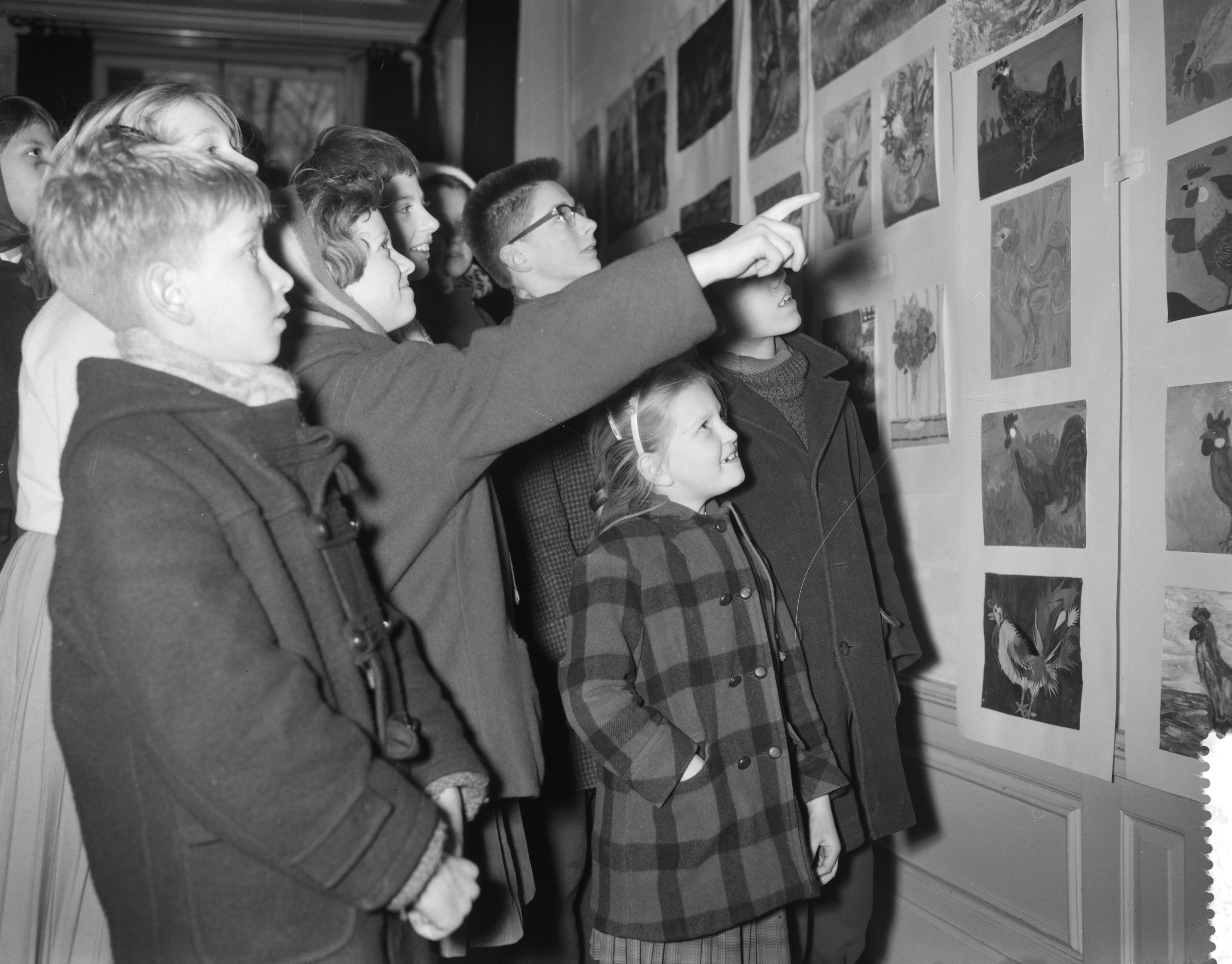 Fotocollectie Anefo — Nederlandse Vereniging voor Tekenonderwijs viert 80 jarig bestaan in de Pulchristudio te Den Haag, kinderbelangstelling bij de tekeningen — Foto: Bilsen, Joop van / Anefo. Licentie: Set B: Rechtenvrij / Publiek Domein. Bron: Nationaal Archief. http://hdl.handle.net/10648/a9c5a1fa-d0b4-102d-bcf8-003048976d84