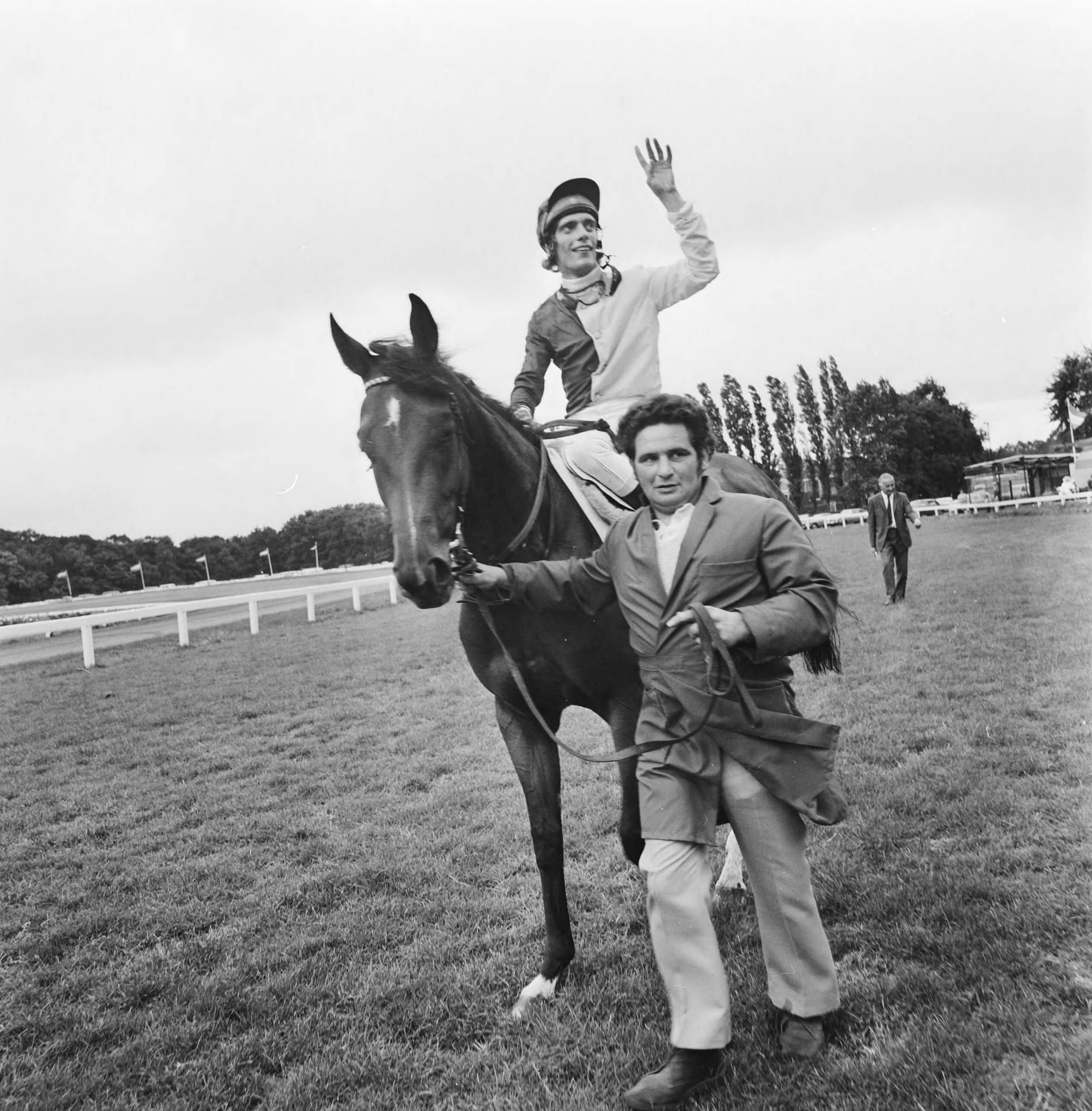 Fotocollectie Anefo — Derby op Duindigt, huldiging Queen of Roses S en berijdt R. Wetemans — Foto: Mieremet, Rob / Anefo. Licentie: Set B: Rechtenvrij / Publiek Domein. Bron: Nationaal Archief. http://hdl.handle.net/10648/ac323a84-d0b4-102d-bcf8-003048976d84