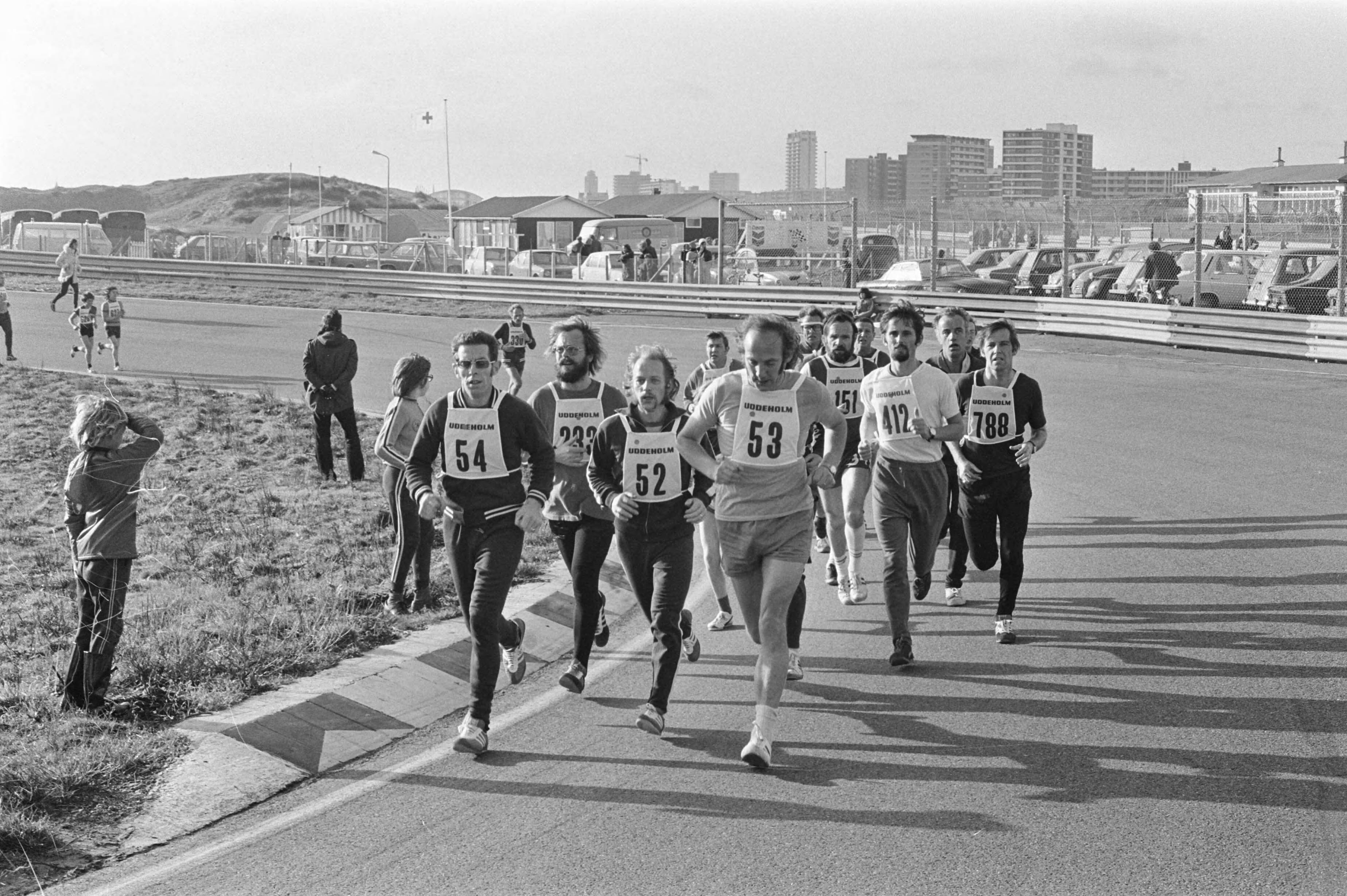 Fotocollectie Anefo — Volksmarathonloop op circuit van Zandvoort; overzicht tijdens marathon — Foto: Peters, Hans / Anefo. Licentie: Set B: Rechtenvrij / Publiek Domein. Bron: Nationaal Archief. http://hdl.handle.net/10648/ac5a0e60-d0b4-102d-bcf8-003048976d84