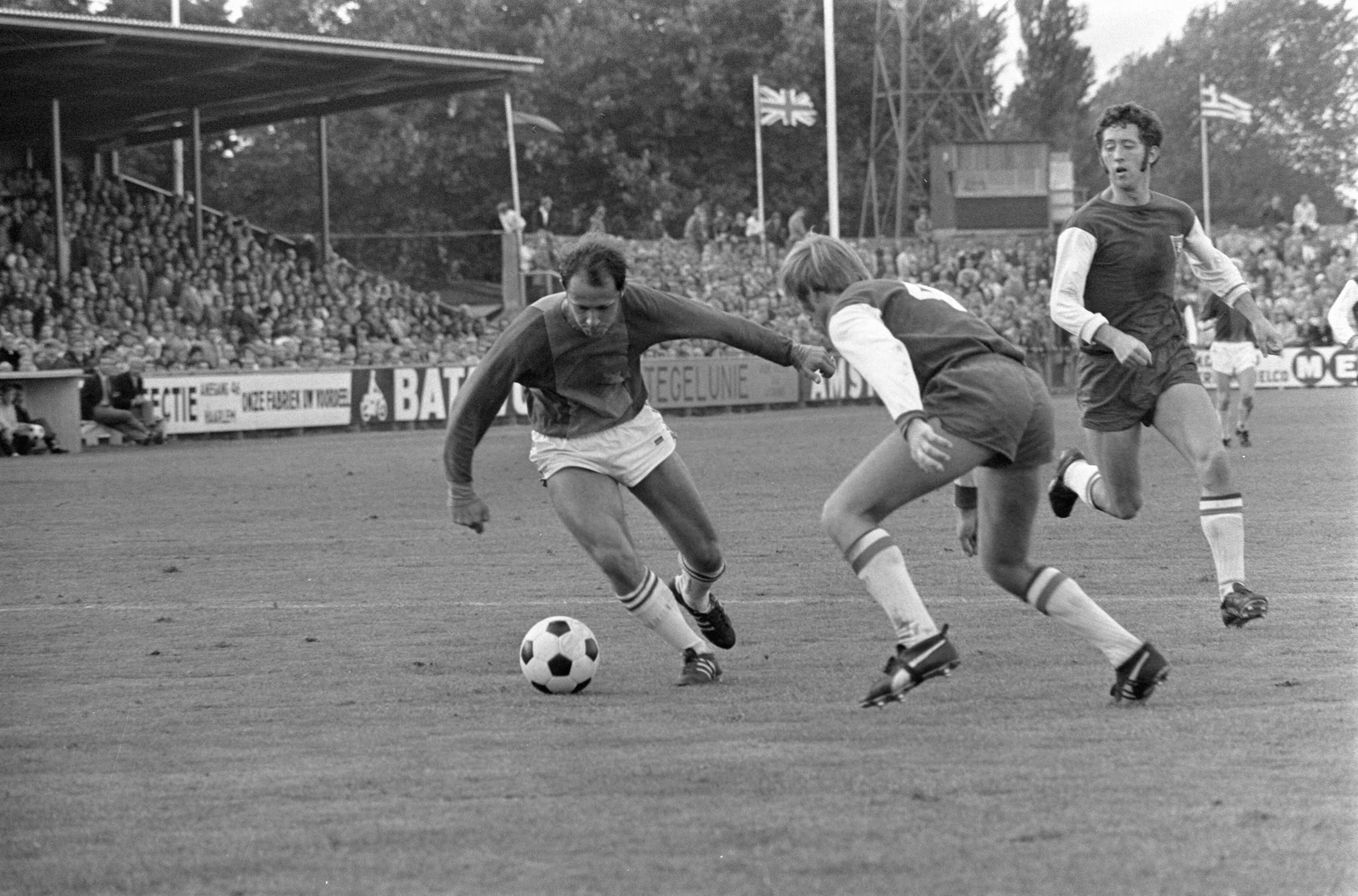 Fotocollectie Anefo — Haarlem tegen ADO 0-2; links Pas (ADO) in aktie, rechts Koopman — Foto: Mieremet, Rob / Anefo. Licentie: Set B: Rechtenvrij / Publiek Domein. Bron: Nationaal Archief. http://hdl.handle.net/10648/aba31b06-d0b4-102d-bcf8-003048976d84