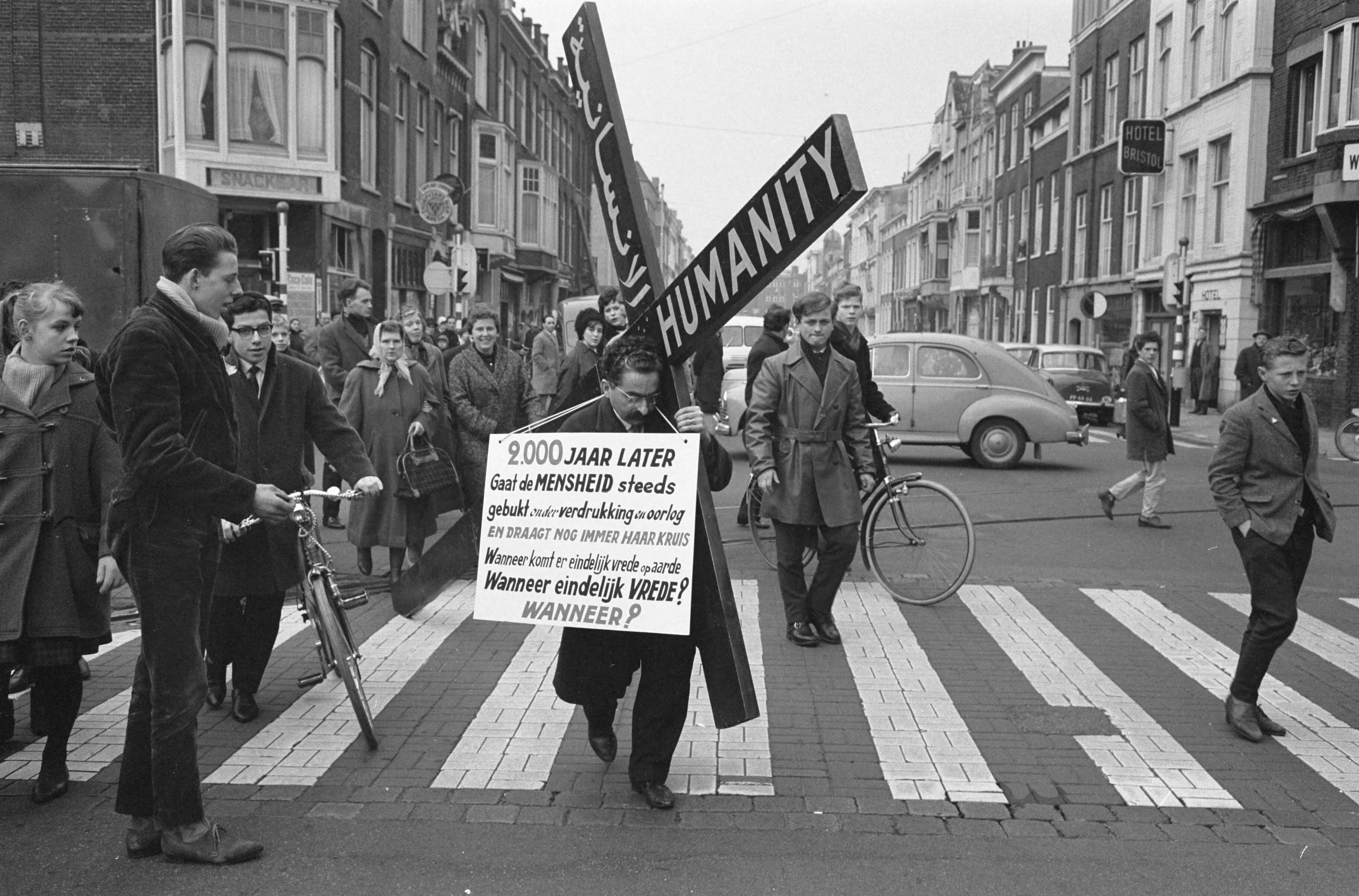 Fotocollectie Anefo — Vredeskruistocht door Edmond Khayat. Tocht door Den Haag — Foto: Pot, Harry / Anefo. Licentie: Set B: Rechtenvrij / Publiek Domein. Bron: Nationaal Archief. http://hdl.handle.net/10648/a9ef6846-d0b4-102d-bcf8-003048976d84