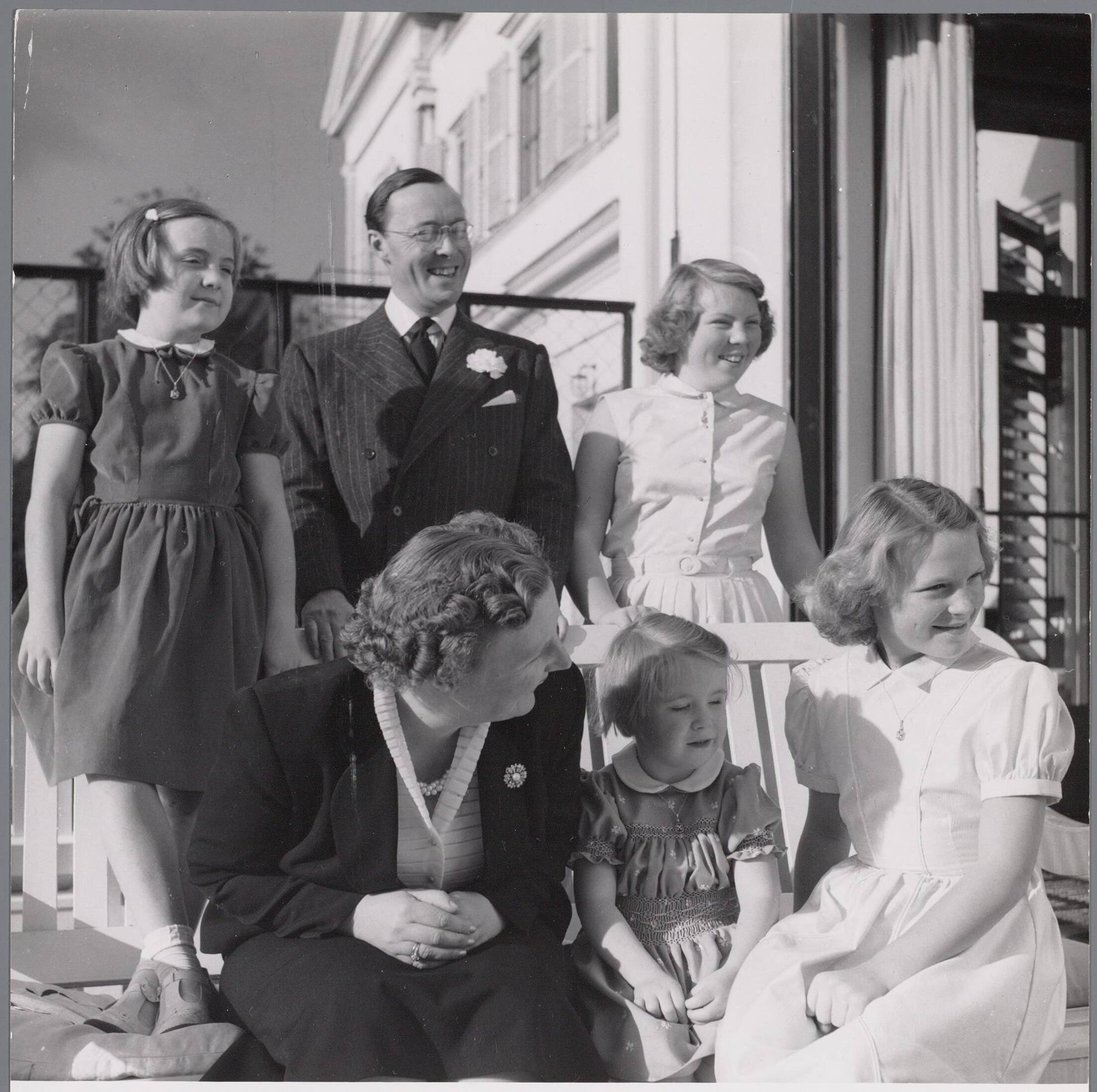 Fotocollectie RVD / Koninklijk Huis — Koningin Juliana en prins Bernhard met de prinsessen Beatrix, Irene, Margriet en Marijke bij Paleis Soestdijk — Foto: Onbekend / RVD. Licentie: Set B: Rechtenvrij / Publiek Domein. Bron: Nationaal Archief. http://hdl.handle.net/10648/afac44e8-d0b4-102d-bcf8-003048976d84