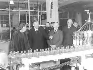 Fotocollectie Anefo — Bezoek aan Coöperatieve Condensfabriek Friesland, met directeur Ir. J. B. Ritzema van Ikema — Foto: Pot, Harry / Anefo. Licentie: Set B: Rechtenvrij / Publiek Domein. Bron: Nationaal Archief. http://hdl.handle.net/10648/a96f2294-d0b4-102d-bcf8-003048976d84