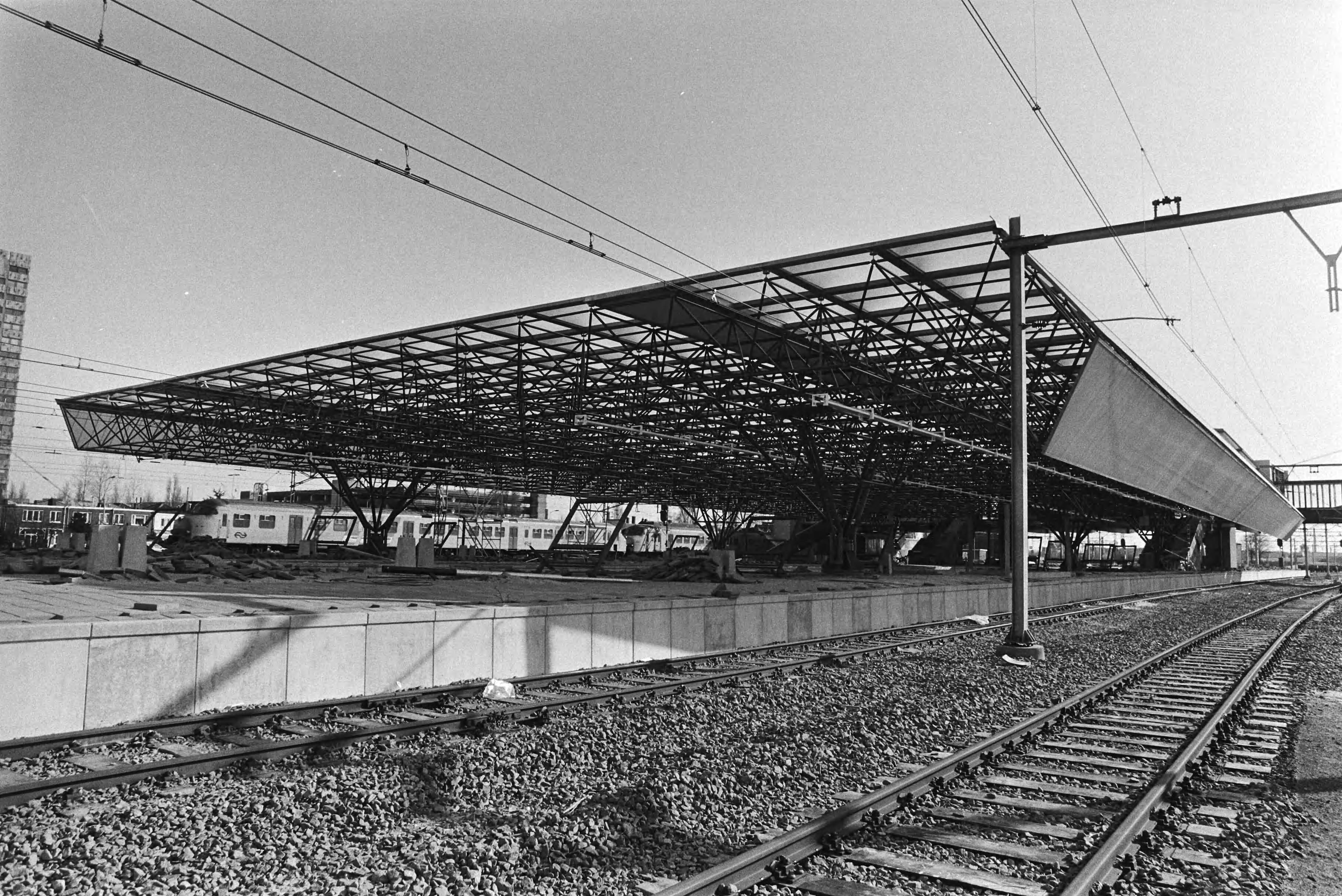 Aanleg van de Hemspoorlijn — Nieuwe NS-station in Zaandam in aanbouw — Foto: Antonisse, Marcel / Anefo. Licentie: Set B: Rechtenvrij / Publiek Domein. Bron: Nationaal Archief. http://hdl.handle.net/10648/ad260696-d0b4-102d-bcf8-003048976d84