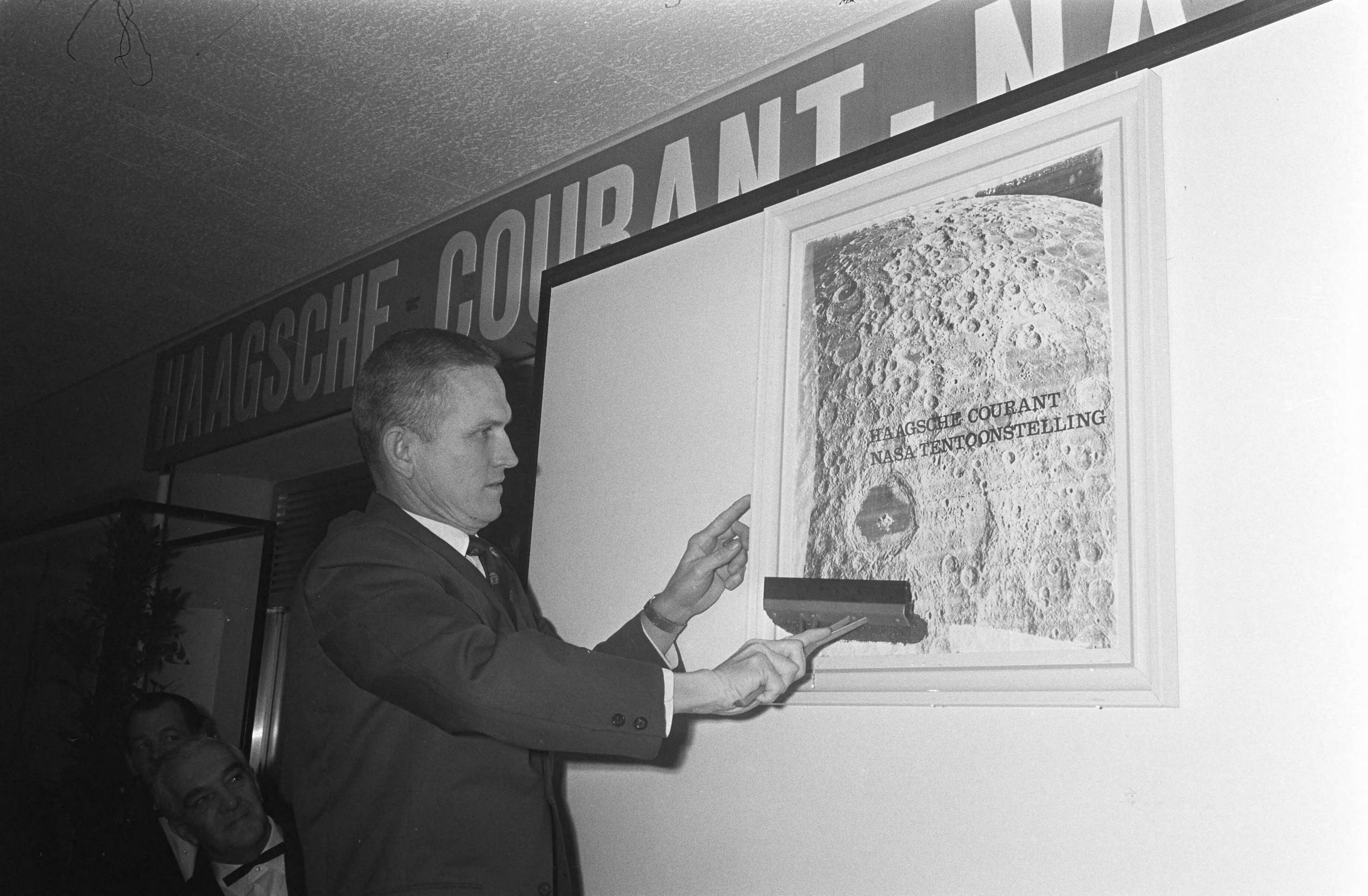 Fotocollectie Anefo — Ruimtevaarder Frank Borman (commandant van Apollo 8 ) in Congrescentrum te Den Haag Frank Borman opent fototentoonstelling — Foto: Koch, Eric / Anefo. Licentie: Set B: Rechtenvrij / Publiek Domein. Bron: Nationaal Archief. http://hdl.handle.net/10648/ab5dc416-d0b4-102d-bcf8-003048976d84