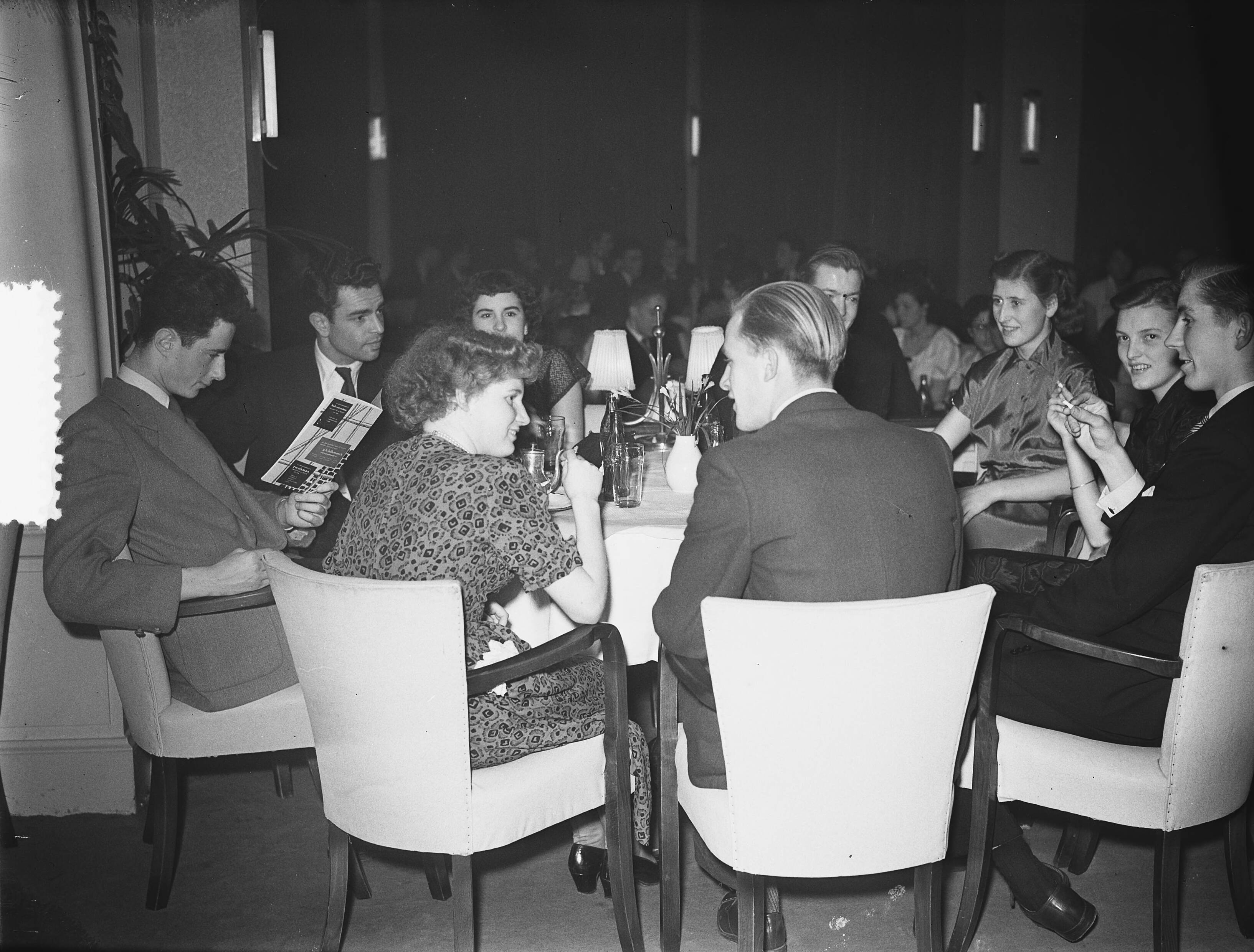 MTS Den Haag jubileum — MTS Den Haag jubileum. Balavond — Foto: Bilsen, Joop van / Anefo. Licentie: Set B: Rechtenvrij / Publiek Domein. Bron: Nationaal Archief. http://hdl.handle.net/10648/a8f47d1e-d0b4-102d-bcf8-003048976d84